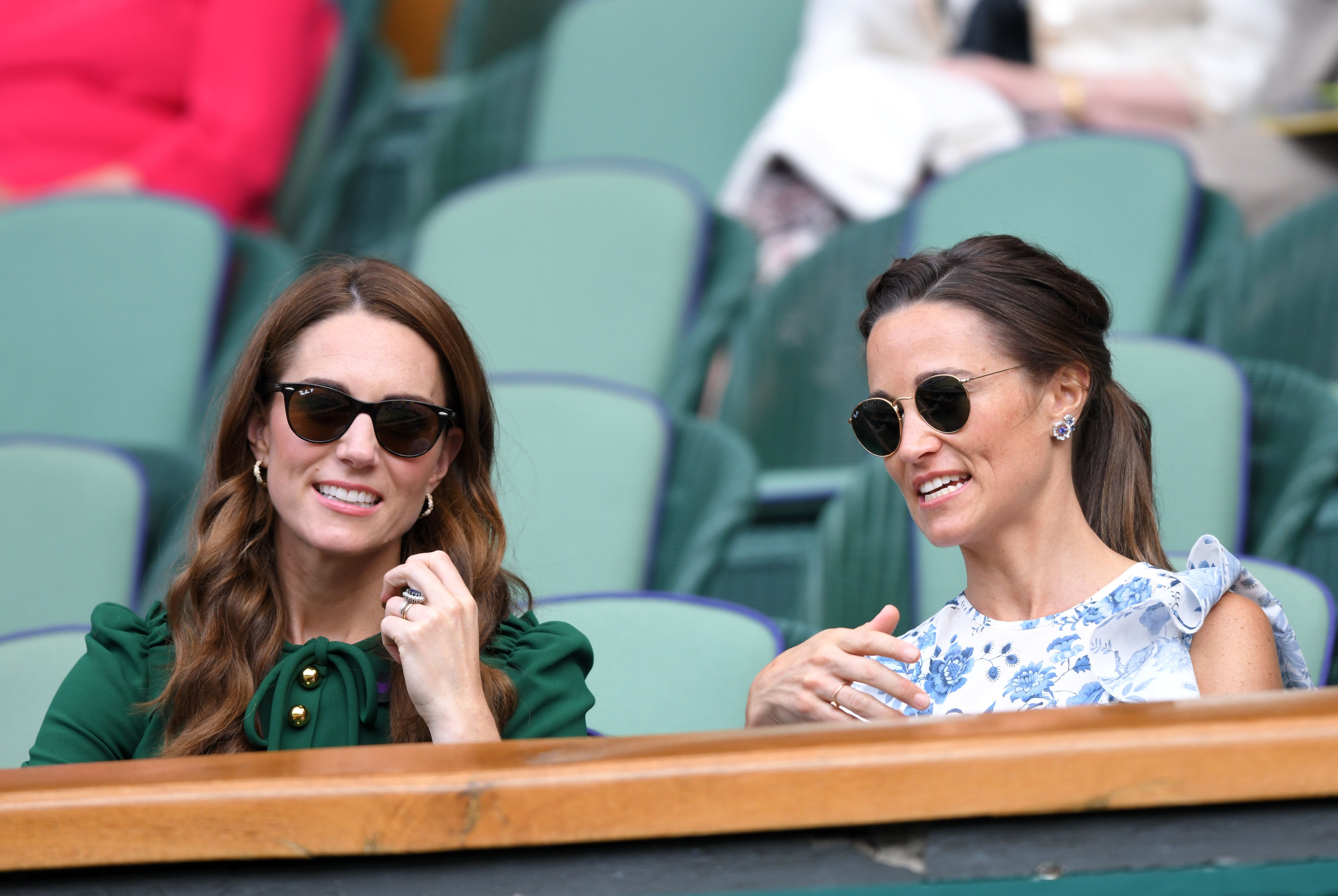 Kate et Pippa Middleton dans la Royal Box sur le Centre Court lors de la douzième journée des championnats de tennis de Wimbledon au All England Lawn Tennis and Croquet Club, le 13 juillet 2019, à Londres, en Angleterre. | Source : Getty Images