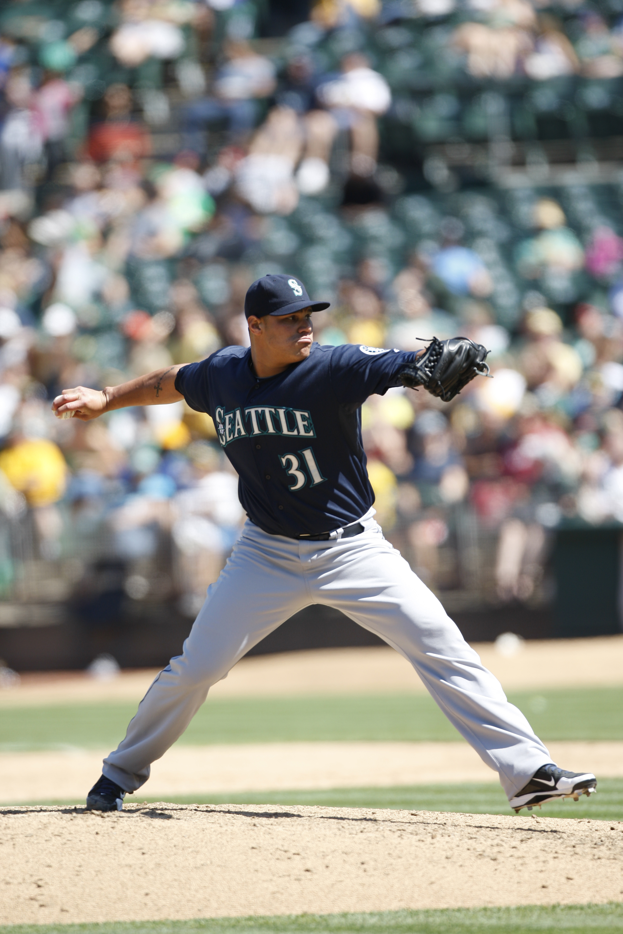Yoervis Medina (#31) lance pour Seattle lors d'un match à Oakland le 21 août 2013. | Source : Getty Images