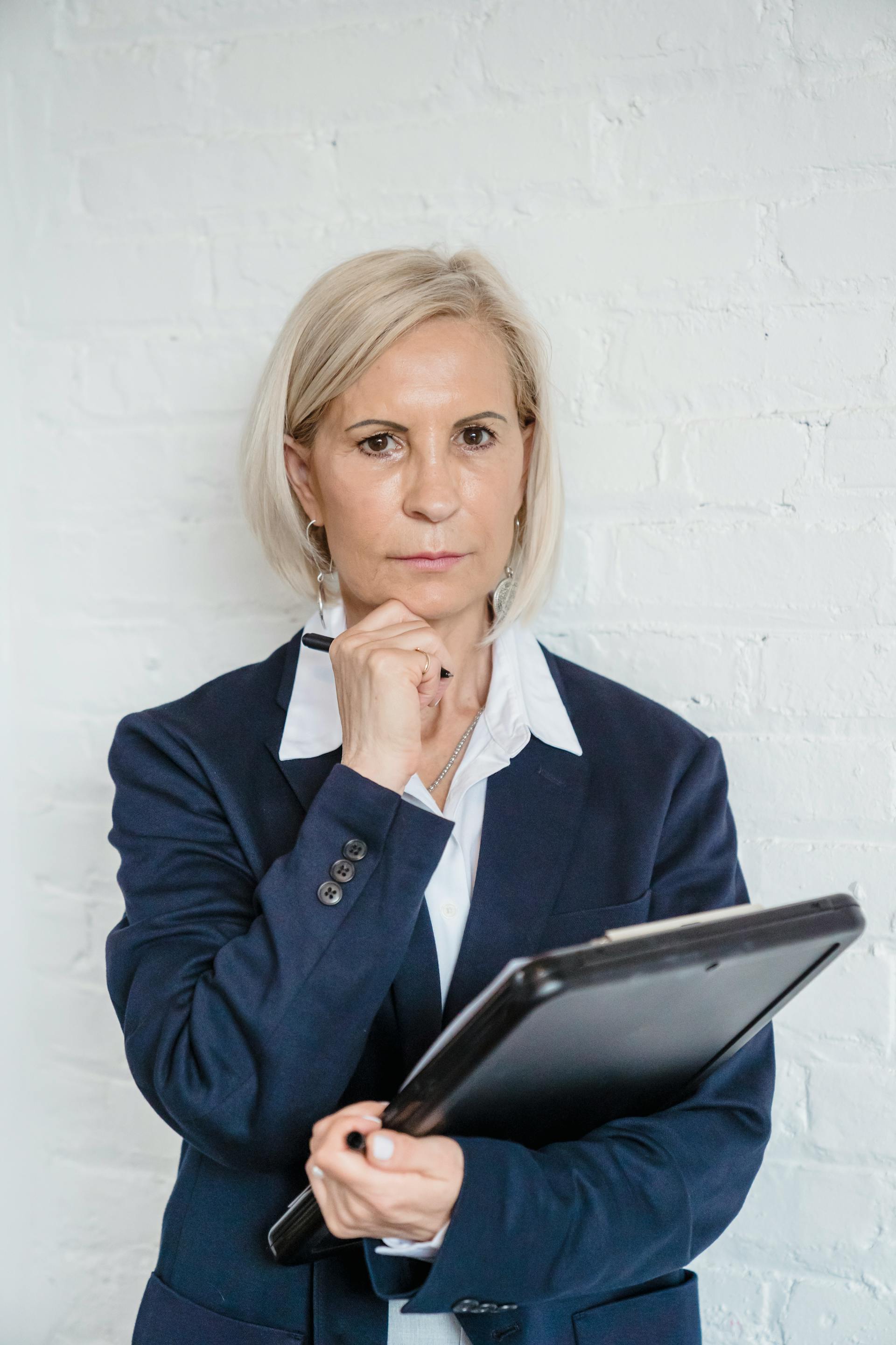 Une femme tenant un presse-papiers | Source : Pexels