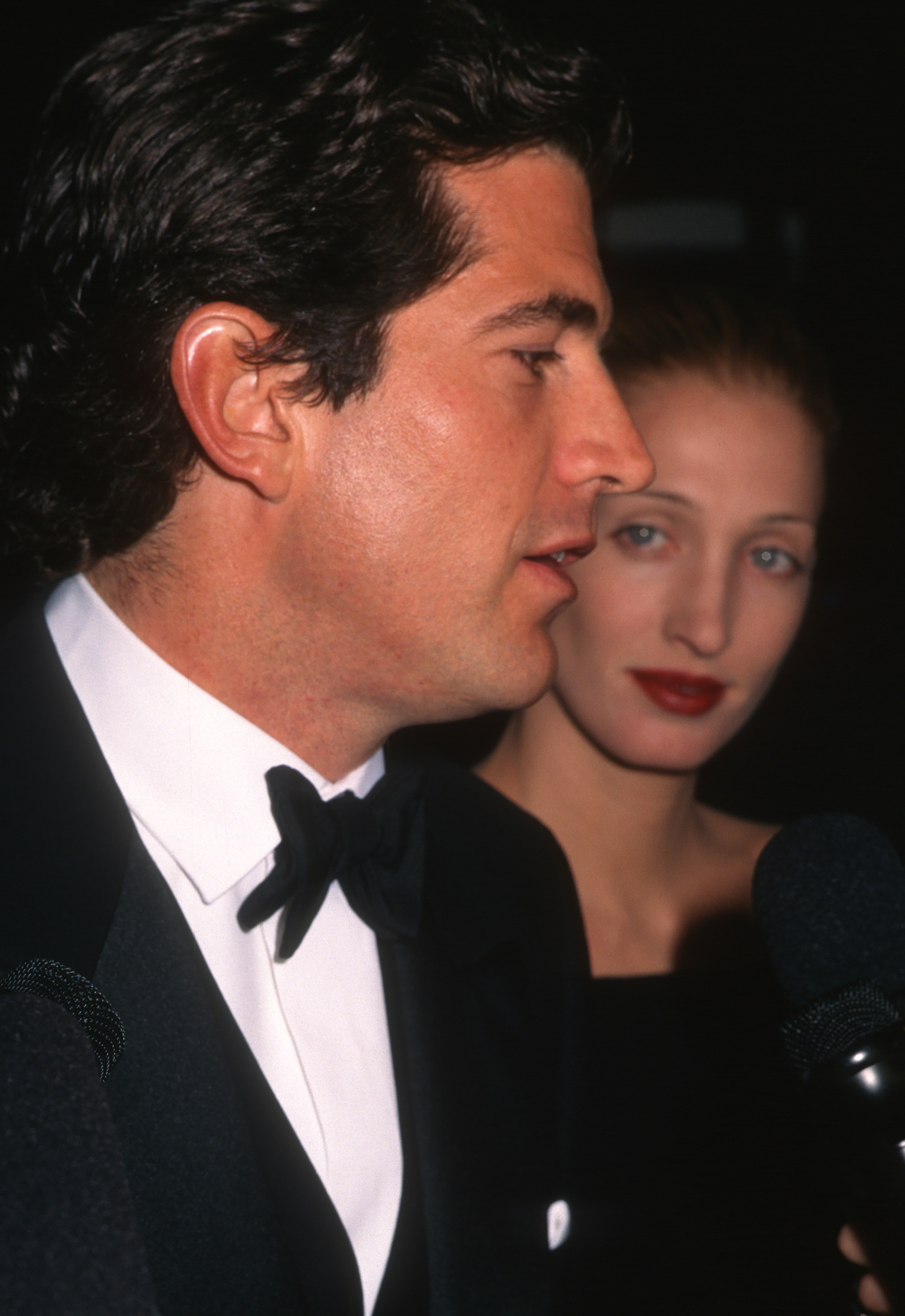 John F. Kennedy Jr. et Carolyn Bessette à la soirée de lancement de l'événement The Warhol Look : Glamour, Style, Fashion au Whitney Museum le 6 novembre 1997 à New York. | Source : Getty Images