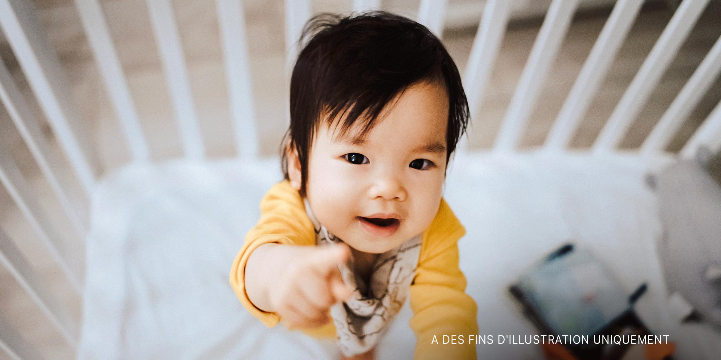Un bébé asiatique qui regarde l'appareil photo | Source : Getty Images