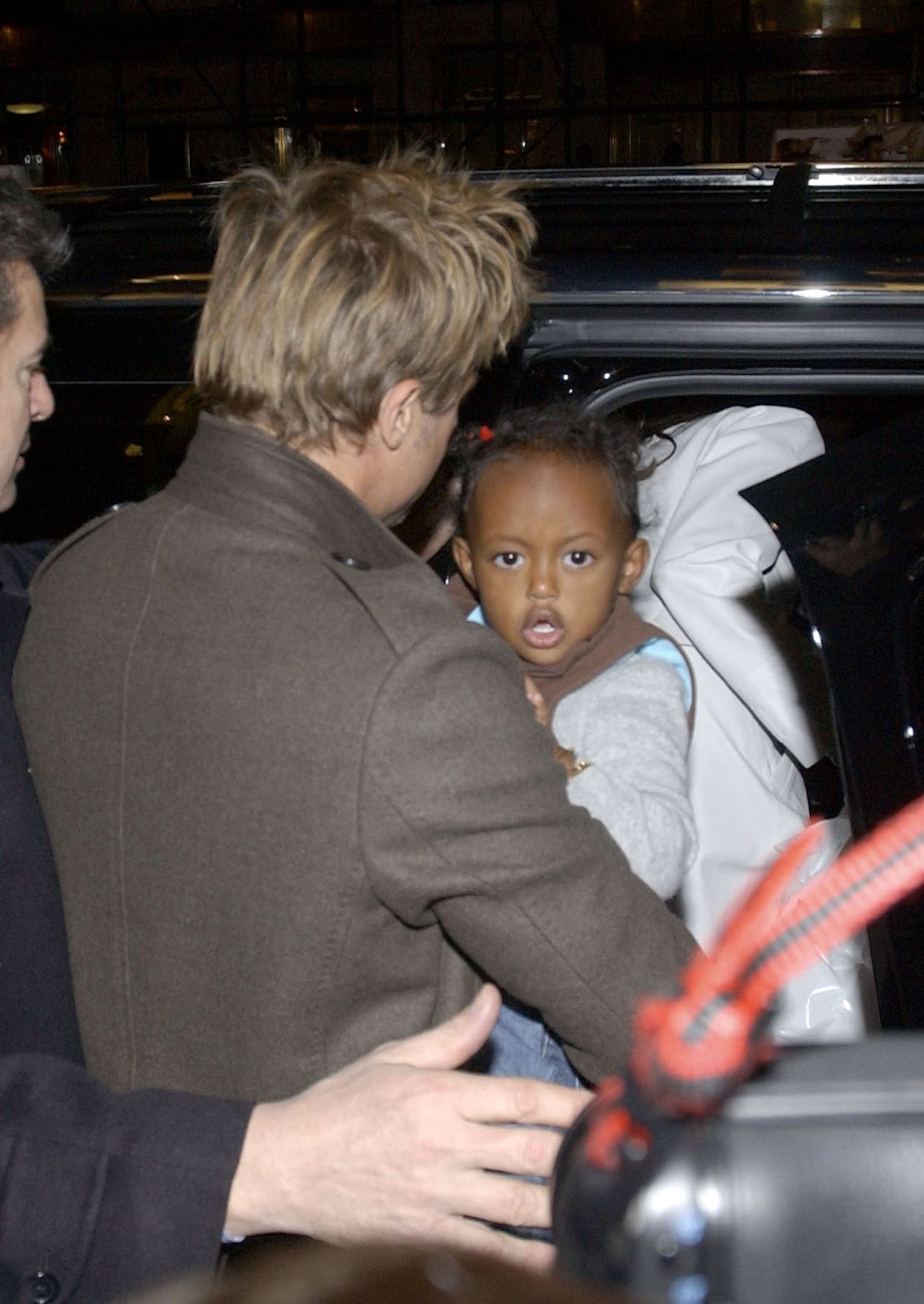 Brad Pitt photographié avec Zahara à la sortie d'un magasin de jouets le 8 décembre 2006 à New York. | Source : Getty Images