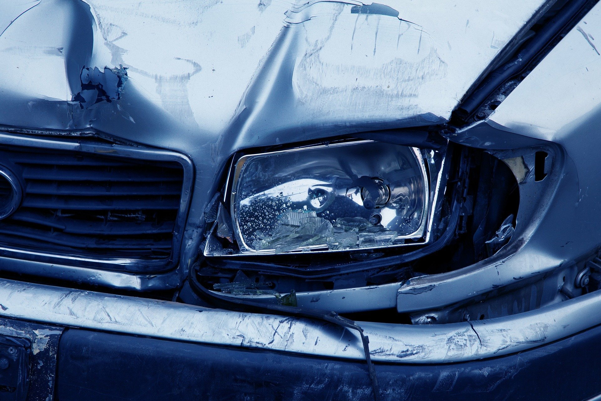 Phare d'une voiture accidentée | Source : Pixabay