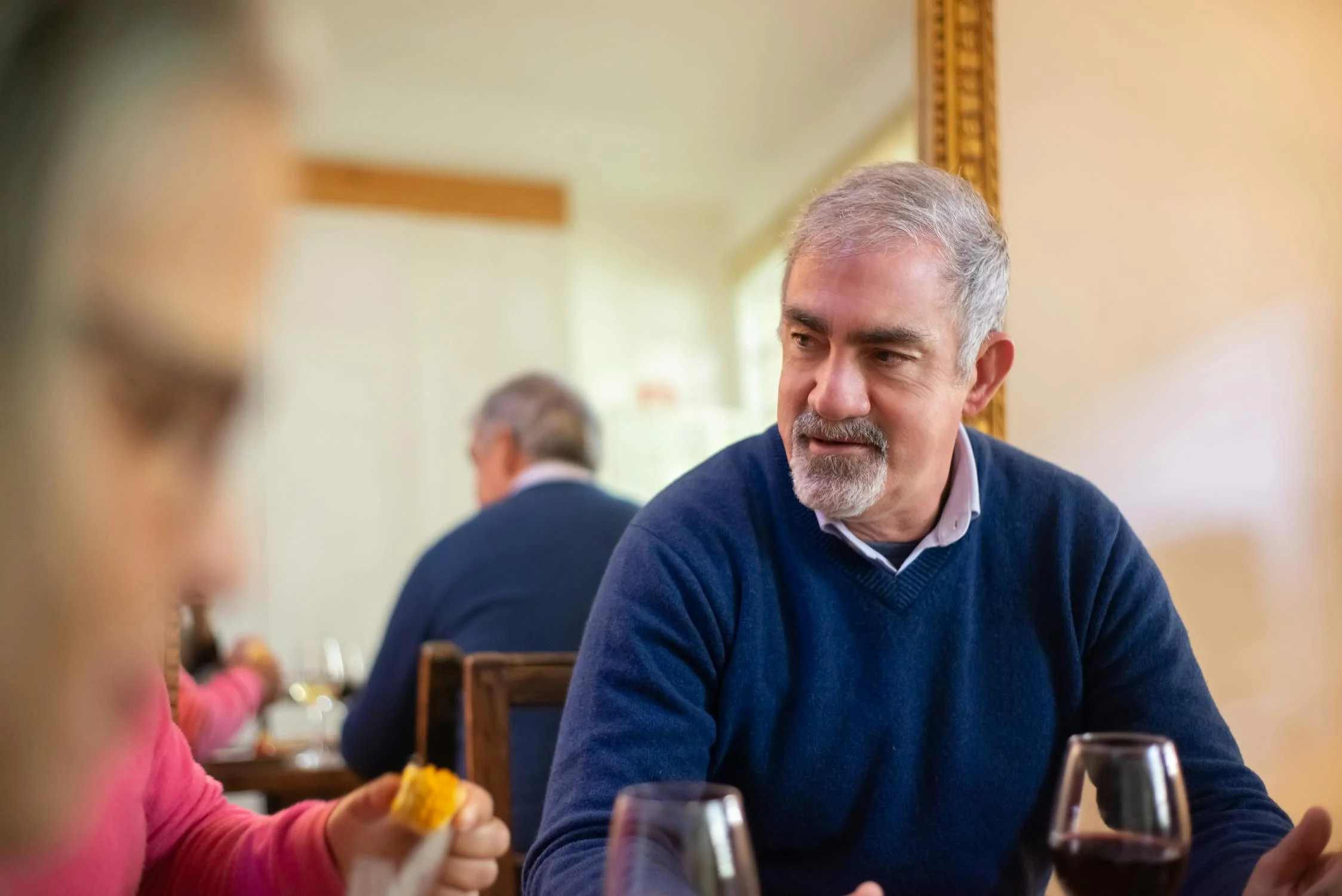 Un homme d'âge moyen fronce les sourcils pendant le dîner | Source : Pexels