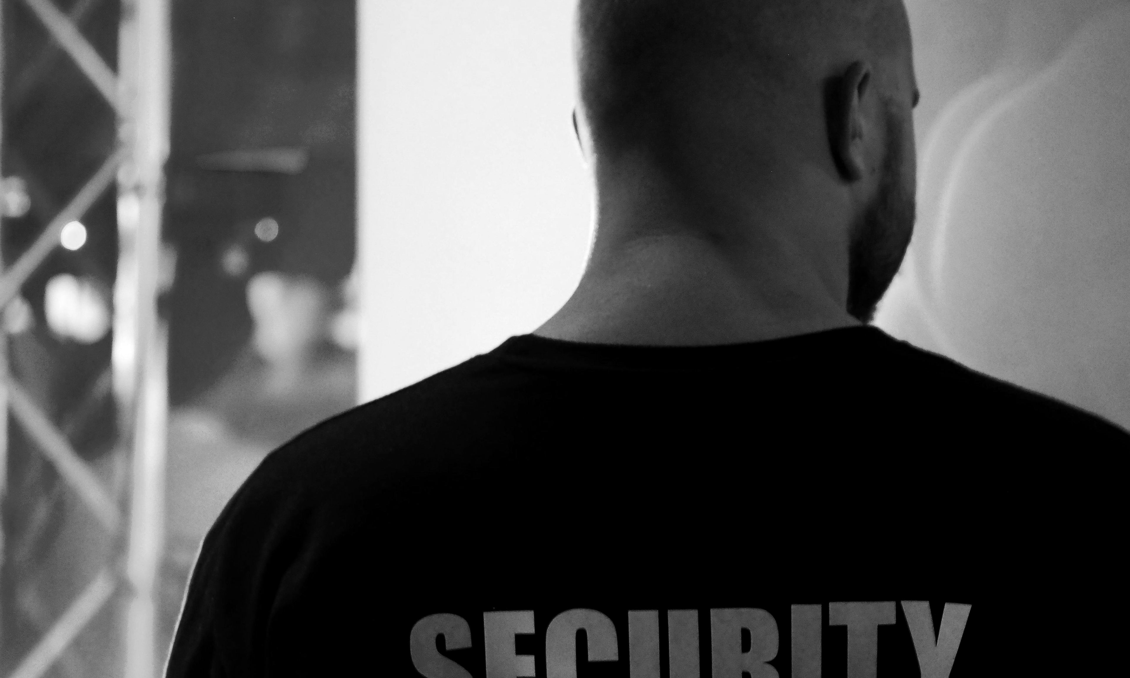 The restaurant security guard who gets involved | Source: Pexels