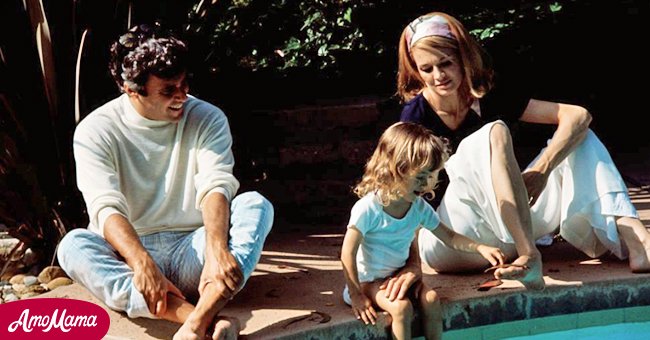 Burt Bacharach, sa femme Angie Dickinson et sa fille Lea Nikki, 2 ans, sur le terrain et autour de la piscine de leur maison à Hollywood le 3 juin 1969. | Source : Getty Images