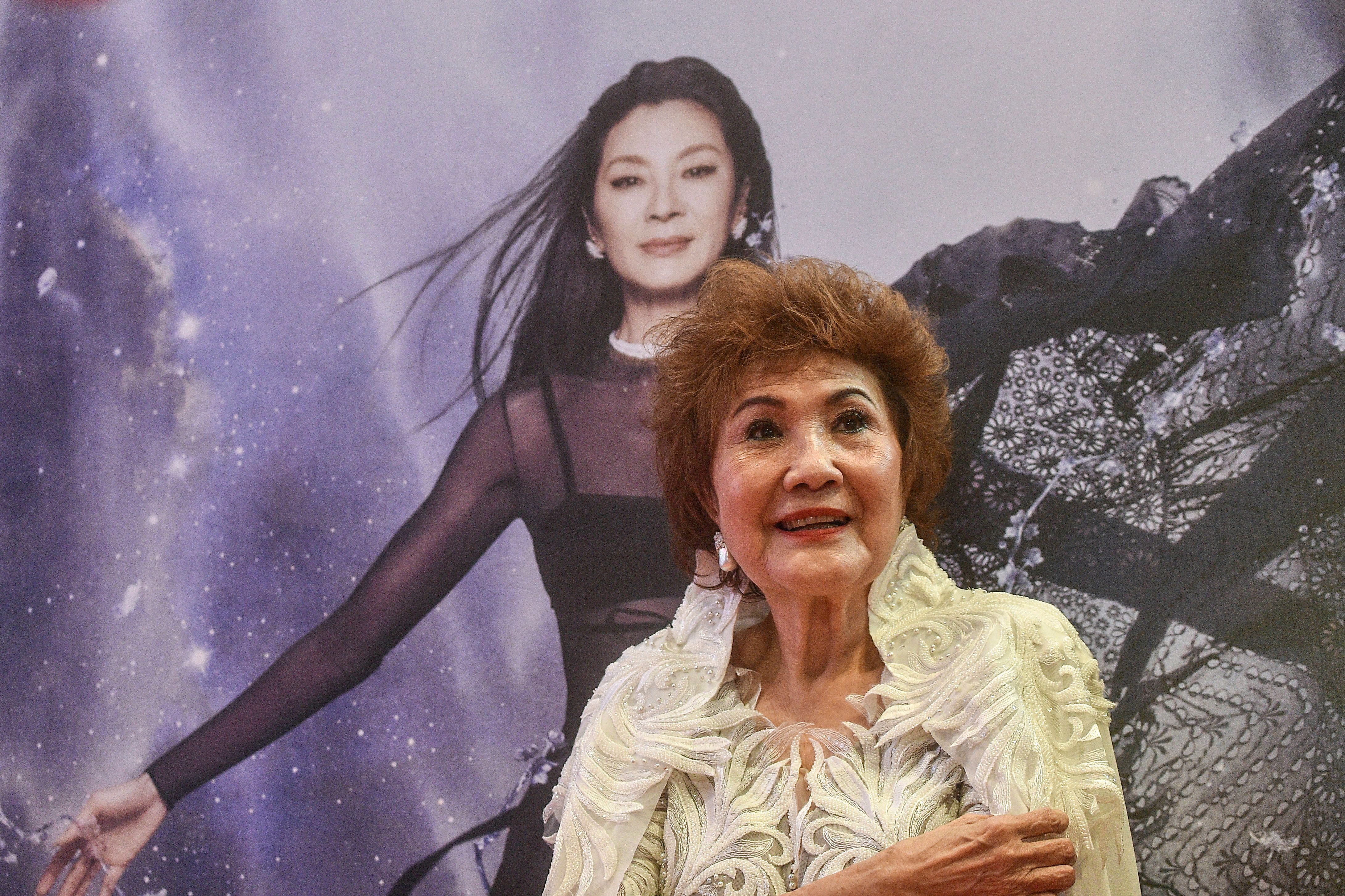 Janet Yeoh, mère de l'actrice Michelle Yeoh, pose pour des photos après que sa fille a remporté le prix de la meilleure actrice dans un rôle principal lors de la 95e cérémonie des Oscars à Los Angeles, lors d'un événement à Kuala Lumpur le 13 mars 2023. | Source : Getty Images