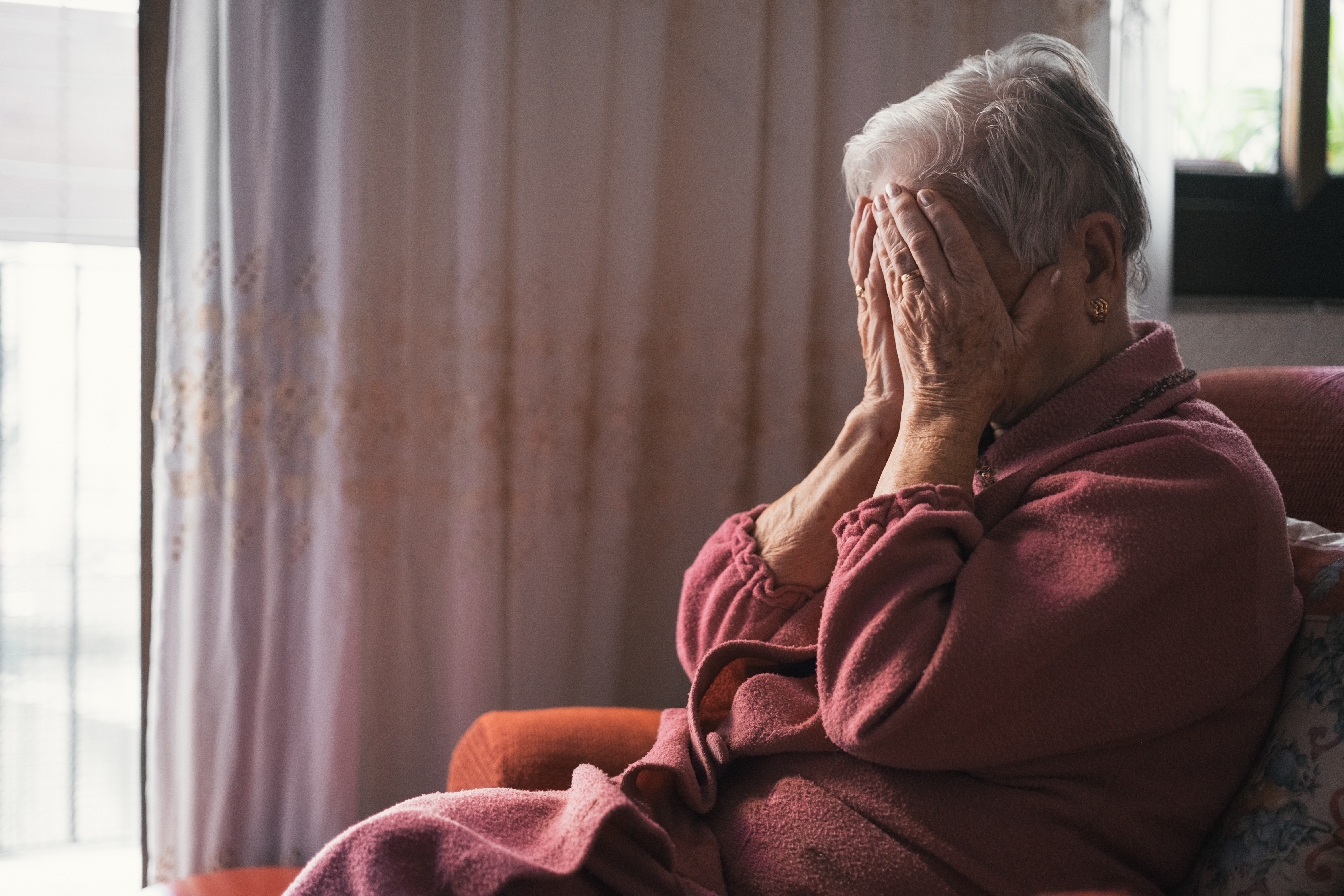 Une femme âgée triste | Source : Shutterstock