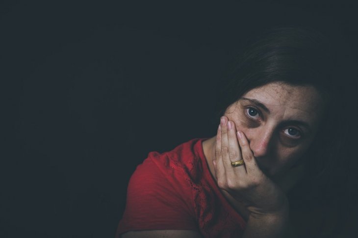 Une femme au regard triste. l Source: Shutterstock