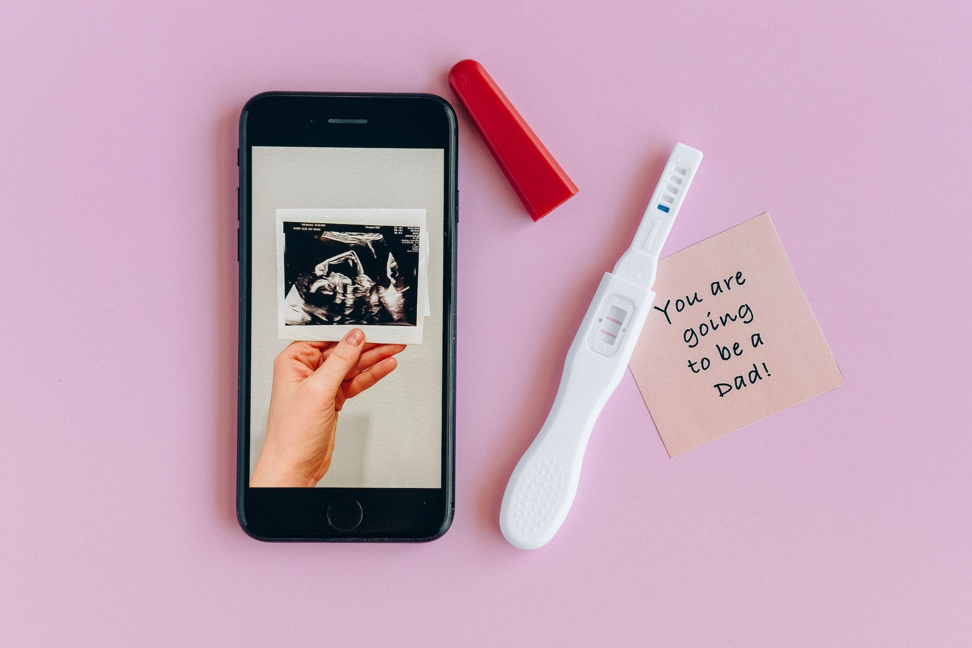 Test de grossesse positif et échographie. | Source : Pexels