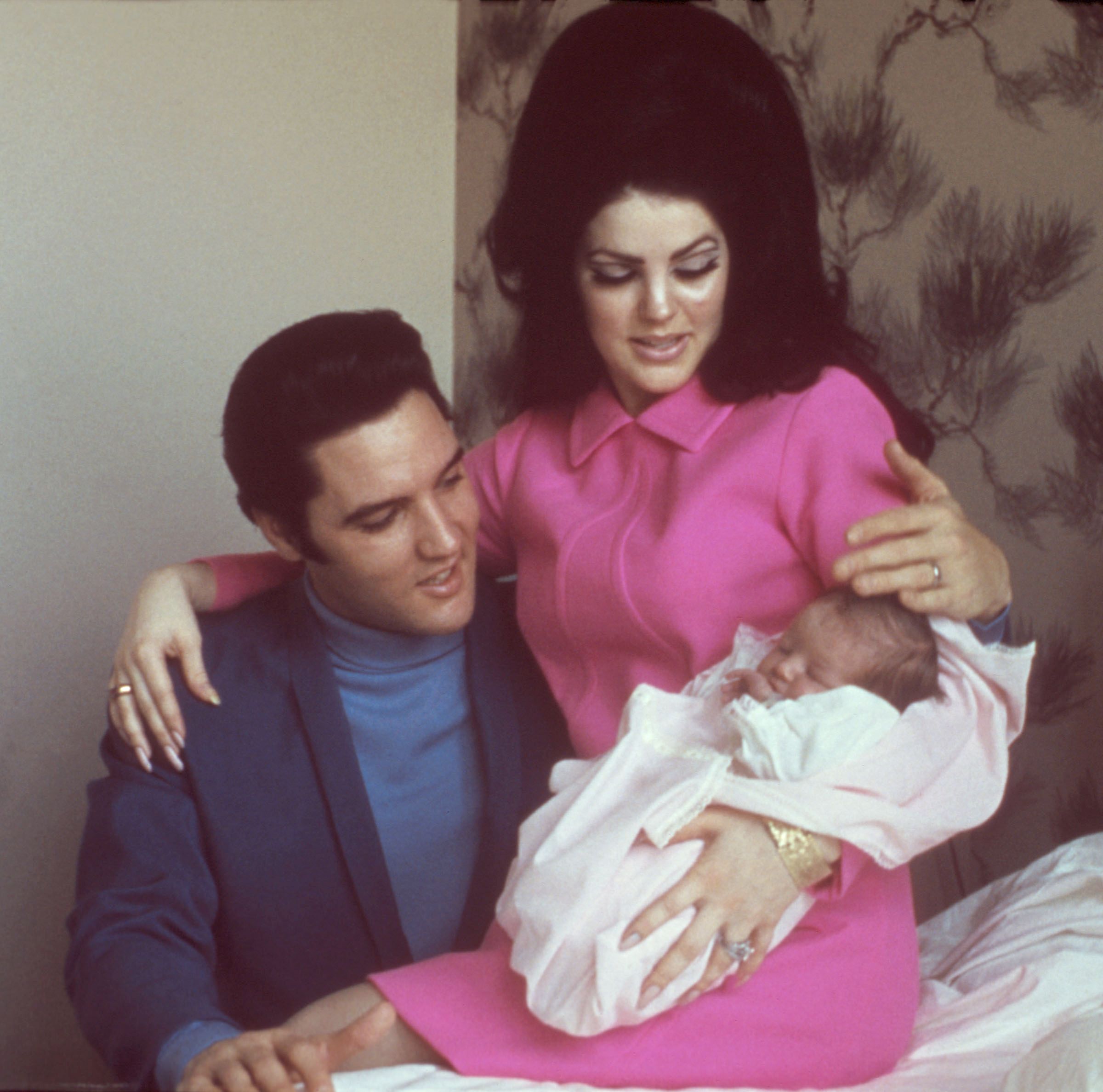 Elvis Presley, Priscilla et Lisa Marie en 1968. | Photo : Getty Images