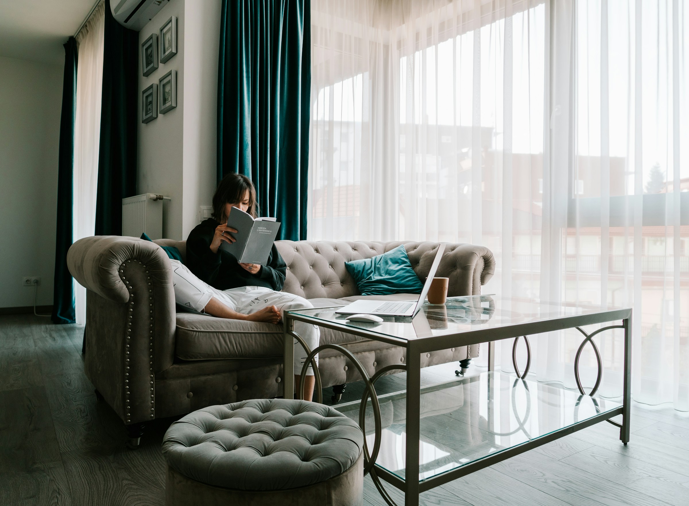 Une femme assise sur un canapé | Source : Unsplash