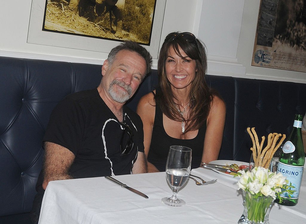 Robin Williams et Susan Schneider en train de déjeuner le 3 octobre 2010, à New York | Photo : Getty Images