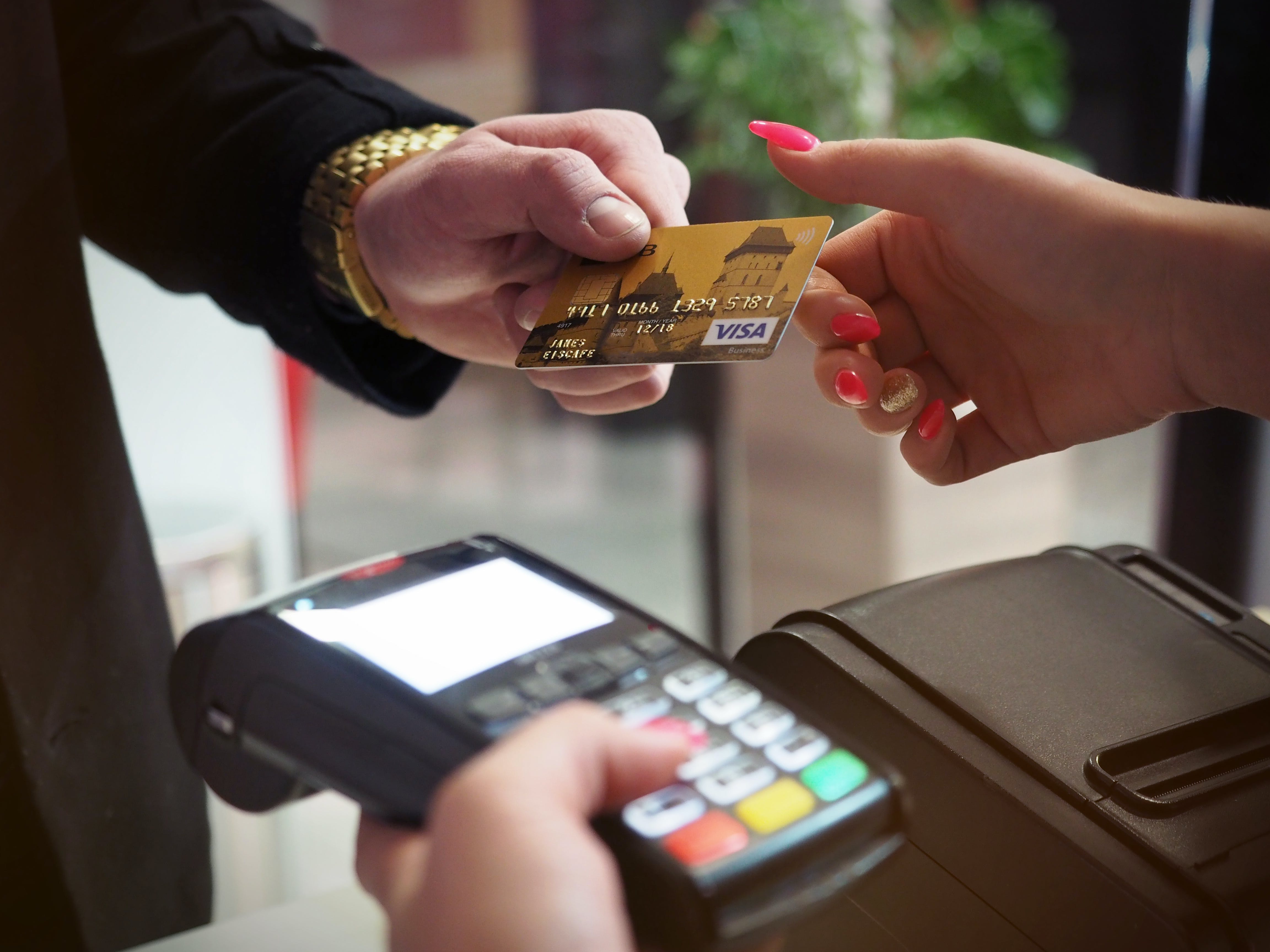 Quelqu'un qui paie avec une carte de crédit | Source : Pexels