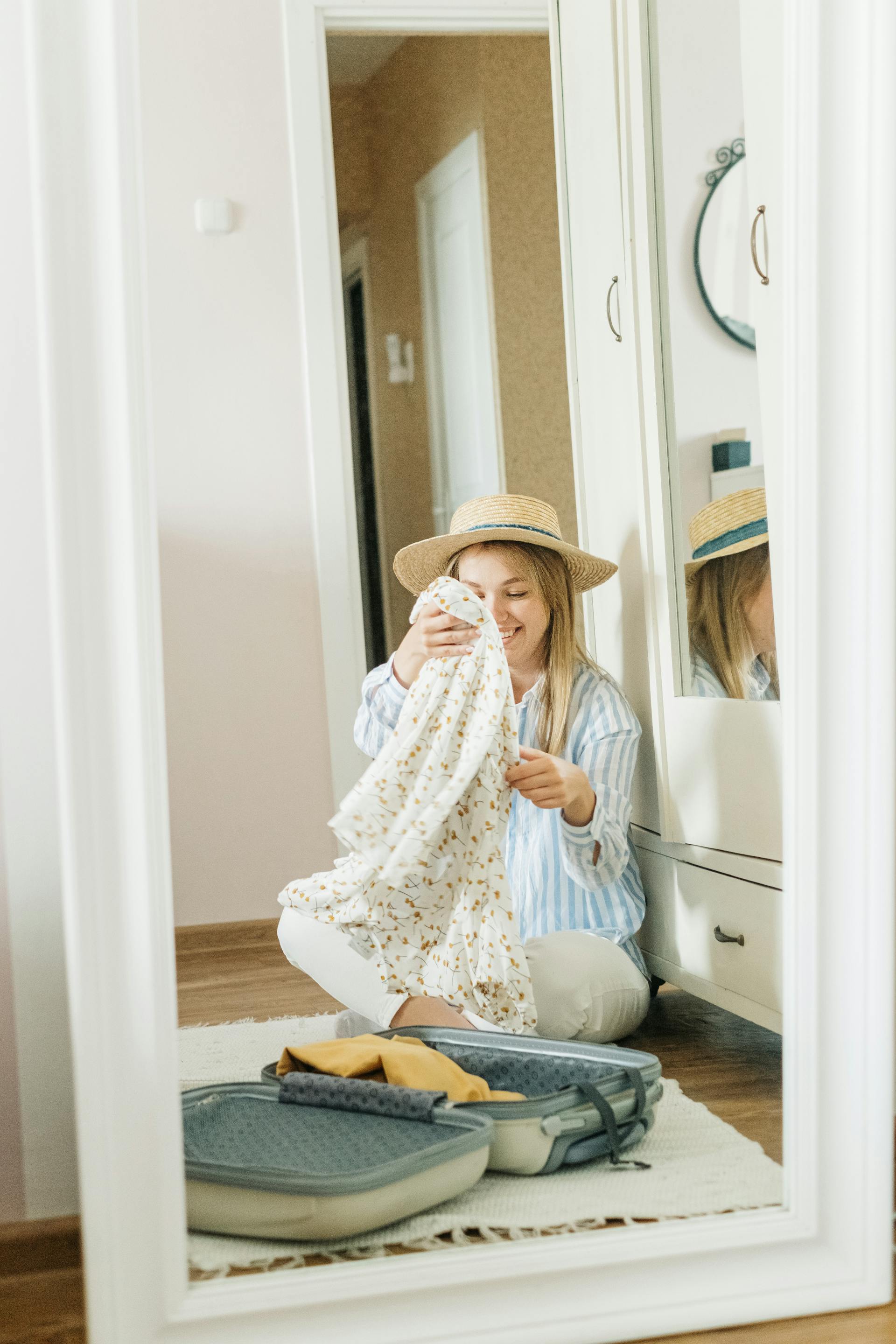 Une femme qui emballe des vêtements | Source : Pexels