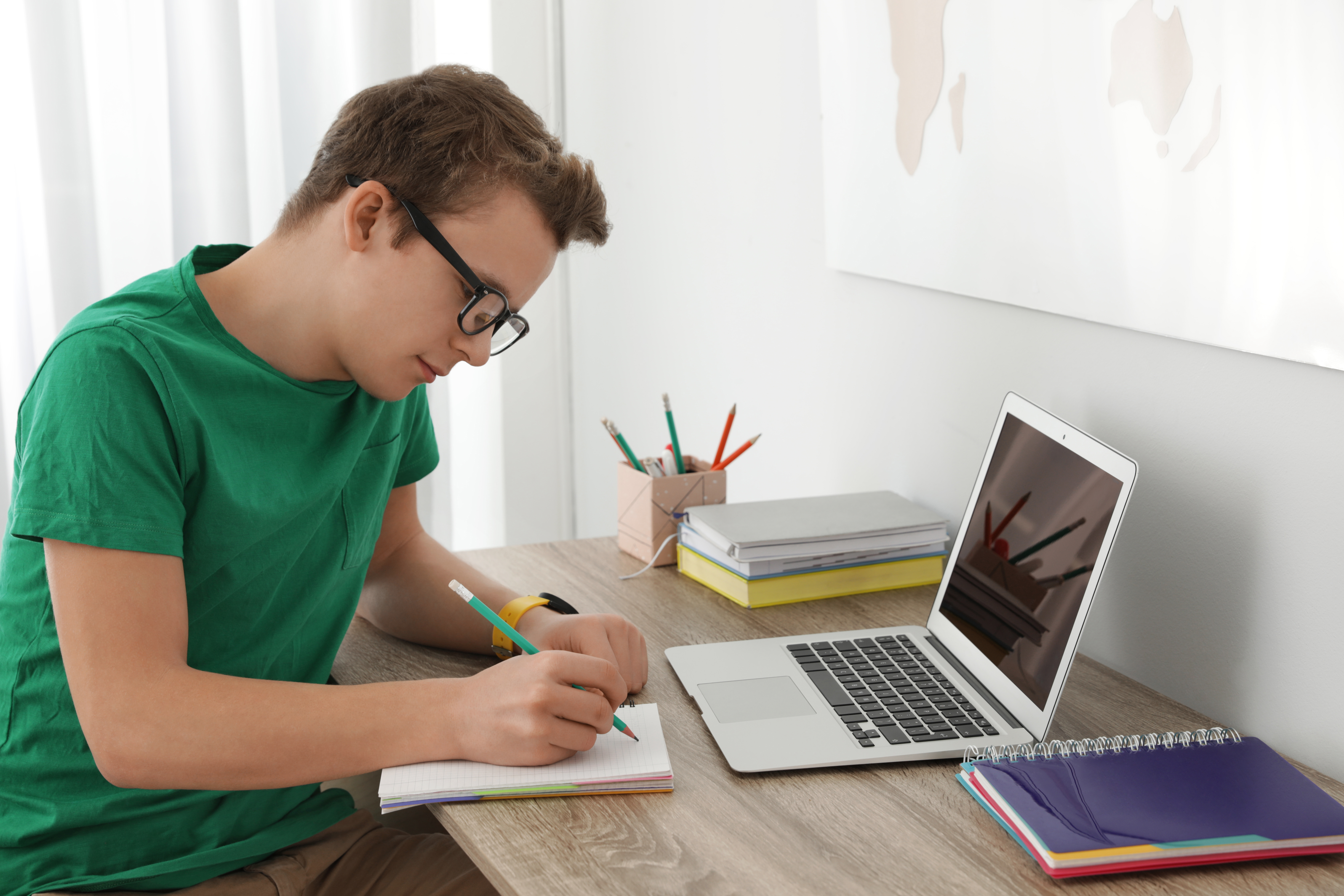 Un garçon qui fait ses devoirs | Source : Shutterstock