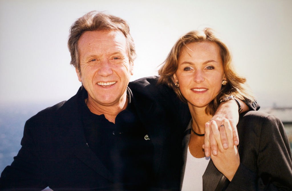 Portrait du comédien Yves Rénier et de sa femme Karine en février 1998 en France. І Source : Getty Images