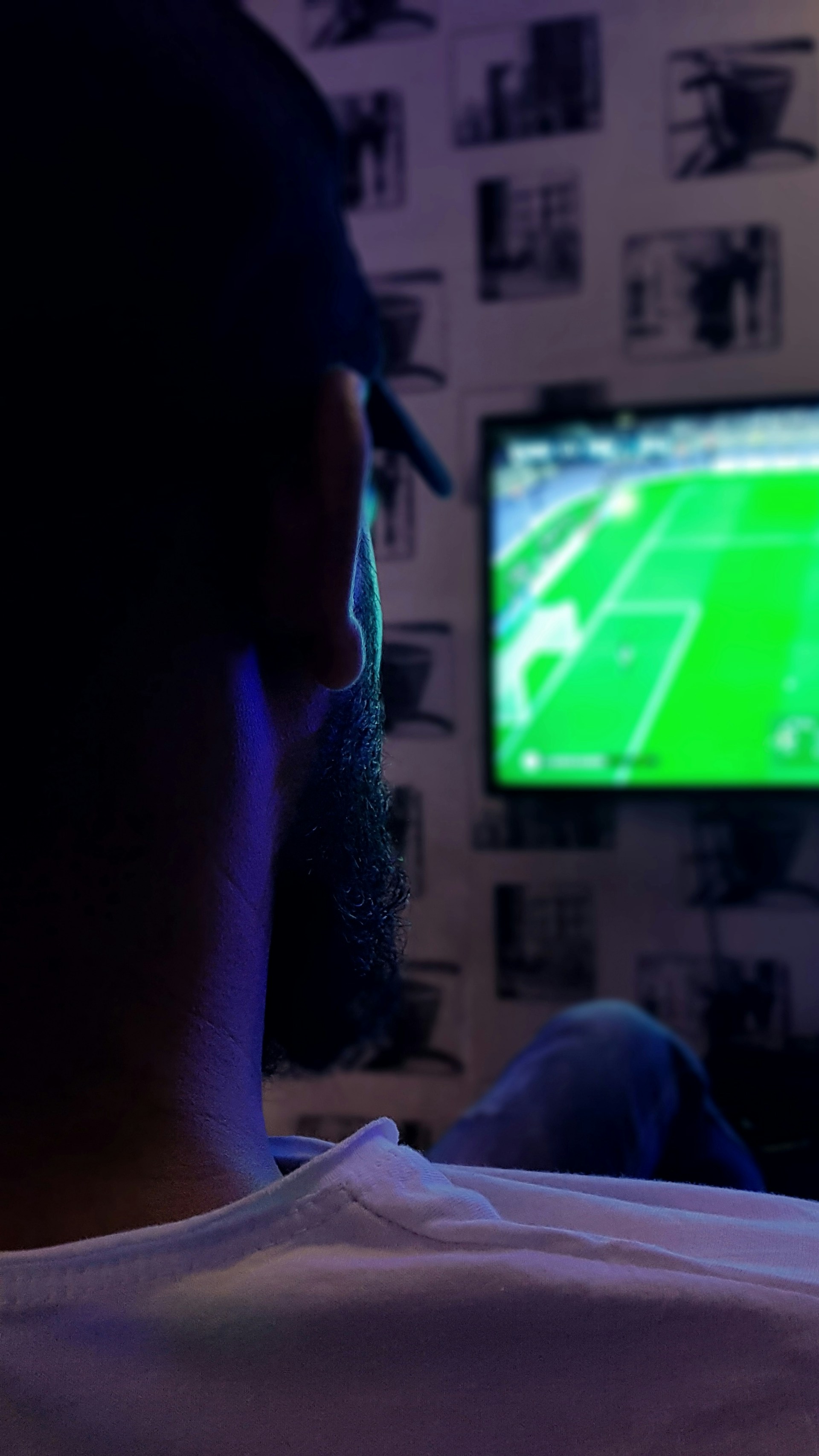 Homme regardant le sport à la télévision | Source : Unsplash