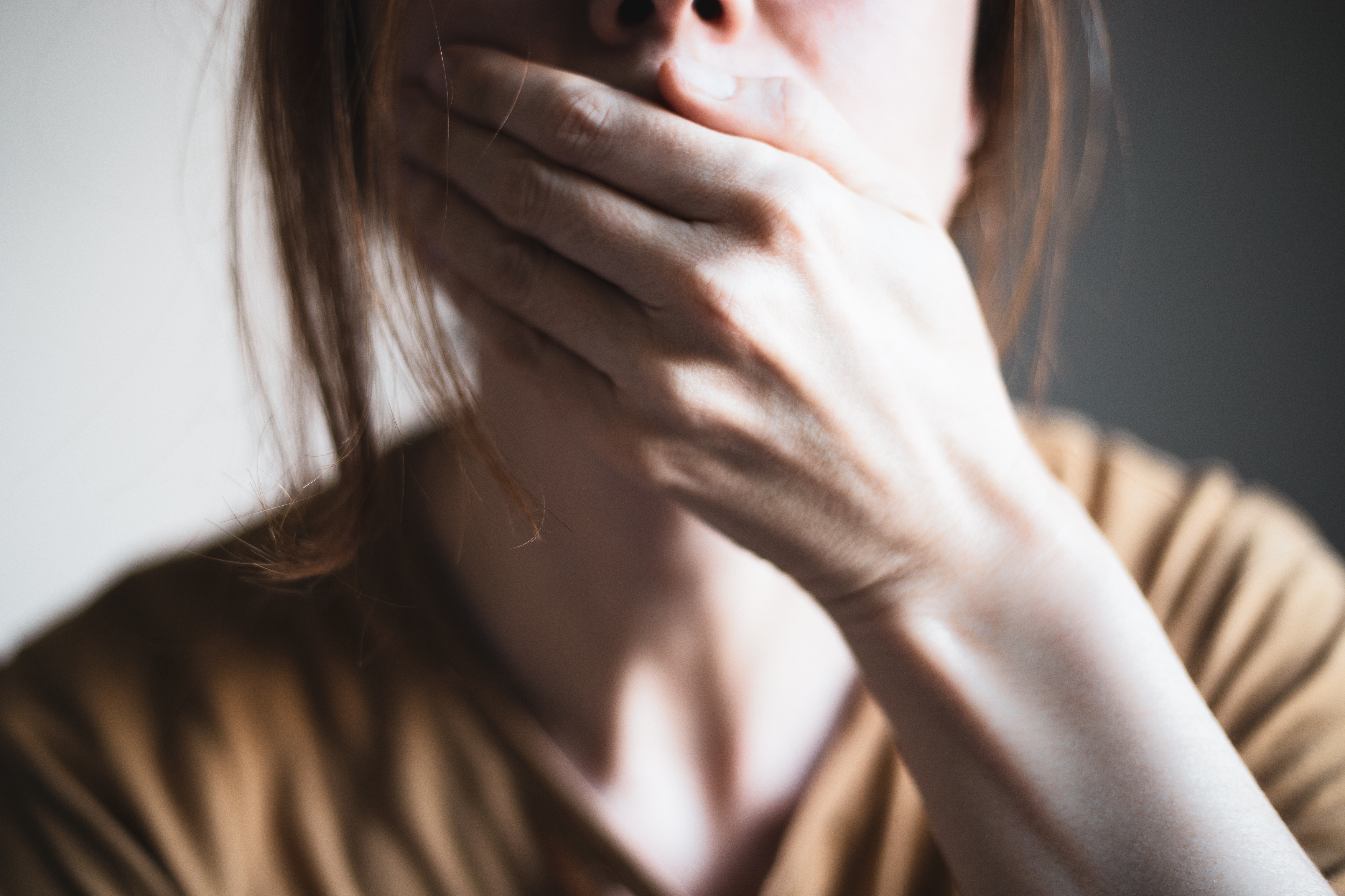 Une femme se couvrant la bouche avec sa main | Source : Getty Images