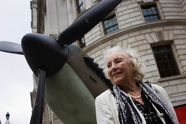 Dame Vera Lynn fait une apparition près d'une réplique d'avion de chasse lors du 70e anniversaire de la bataille d'Angleterre de la Seconde Guerre mondiale. |Photo : Getty Images.