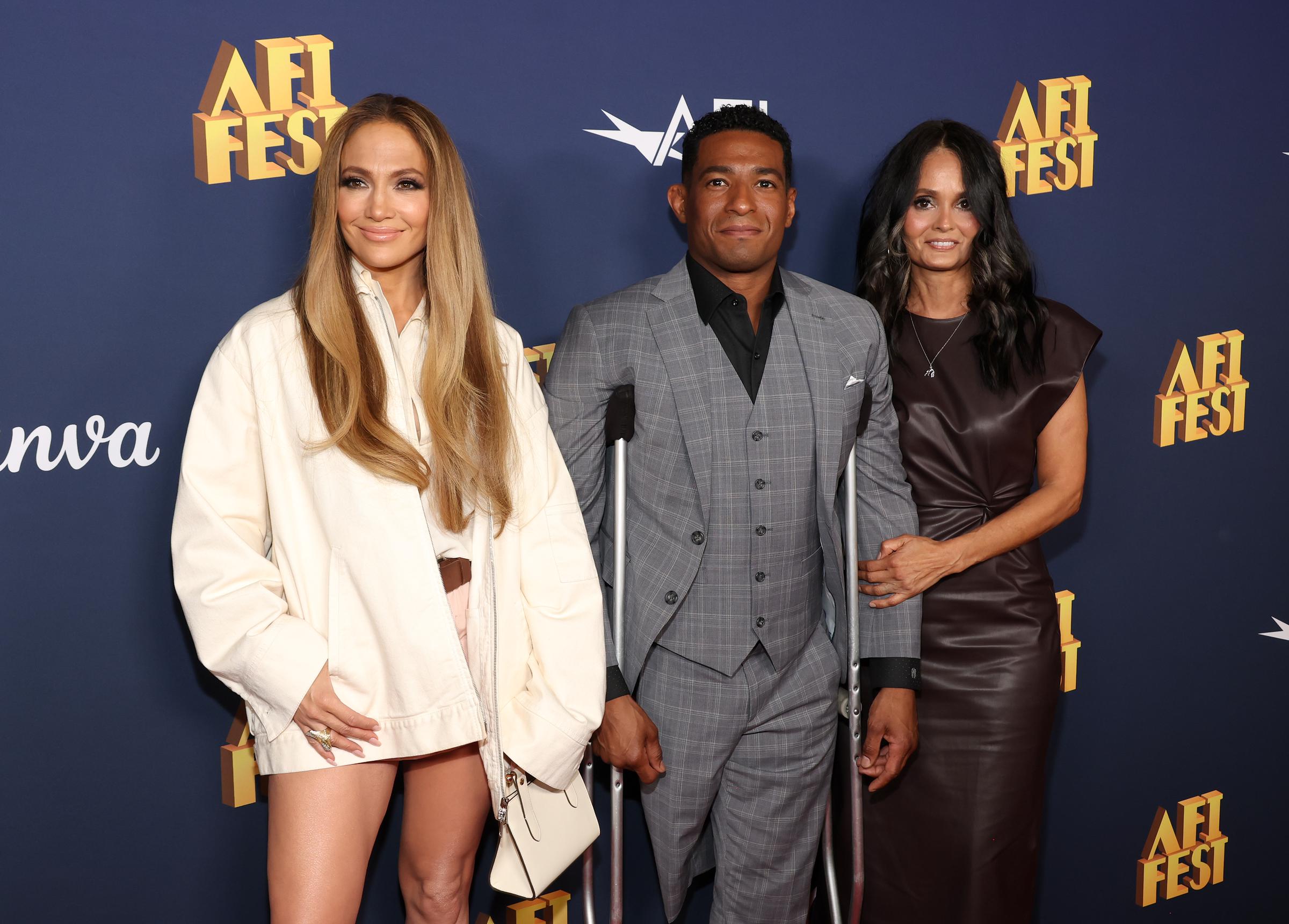 Jennifer Lopez, Anthony et Judy Robles. | Source : Getty Images