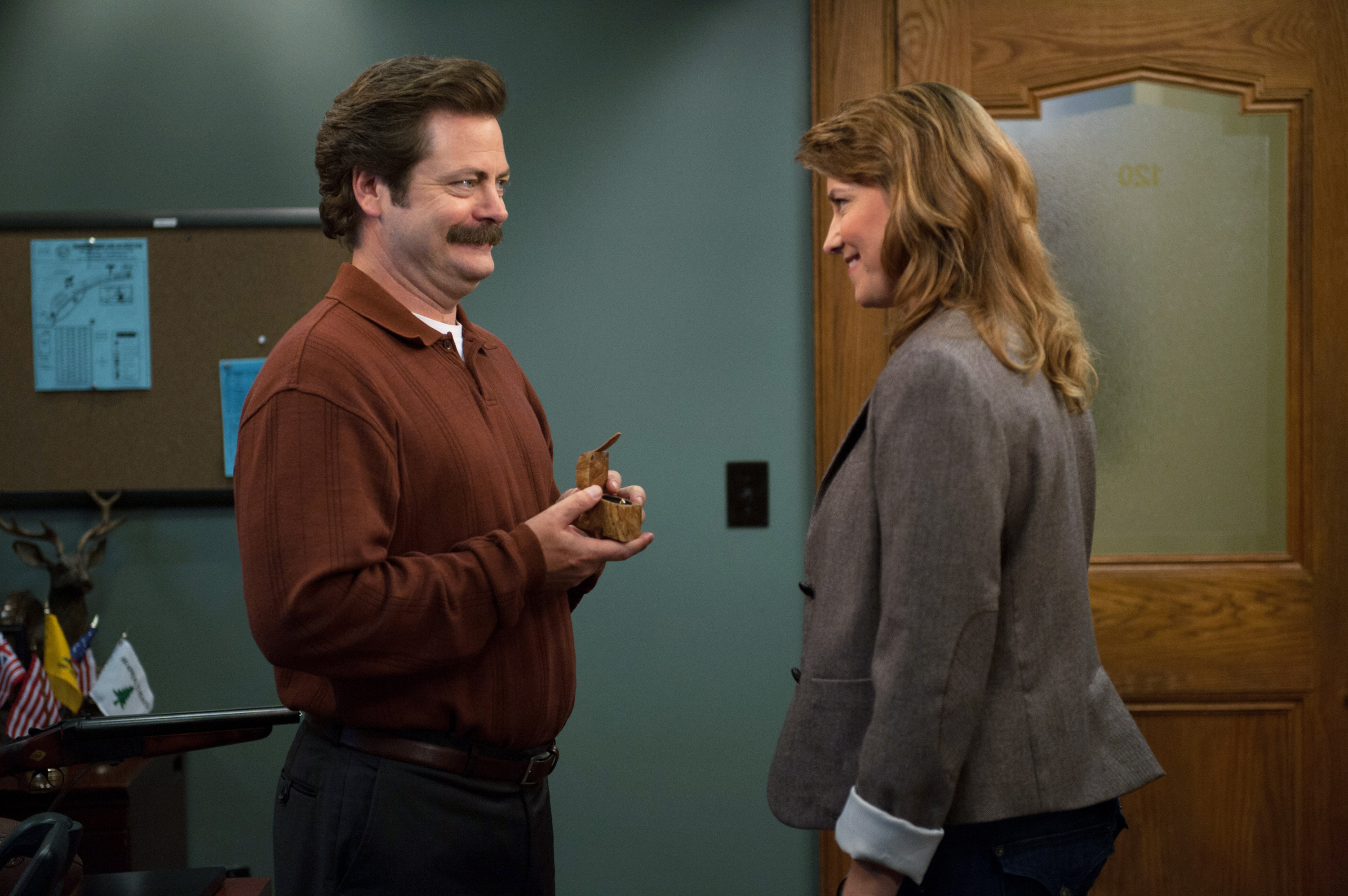 Nick Offerman dans le rôle de Ron Swanson, Lucy Lawless dans le rôle de Diane Lewis dans "Parks and Recreation" le 06 août 2013 | Source : Getty Images