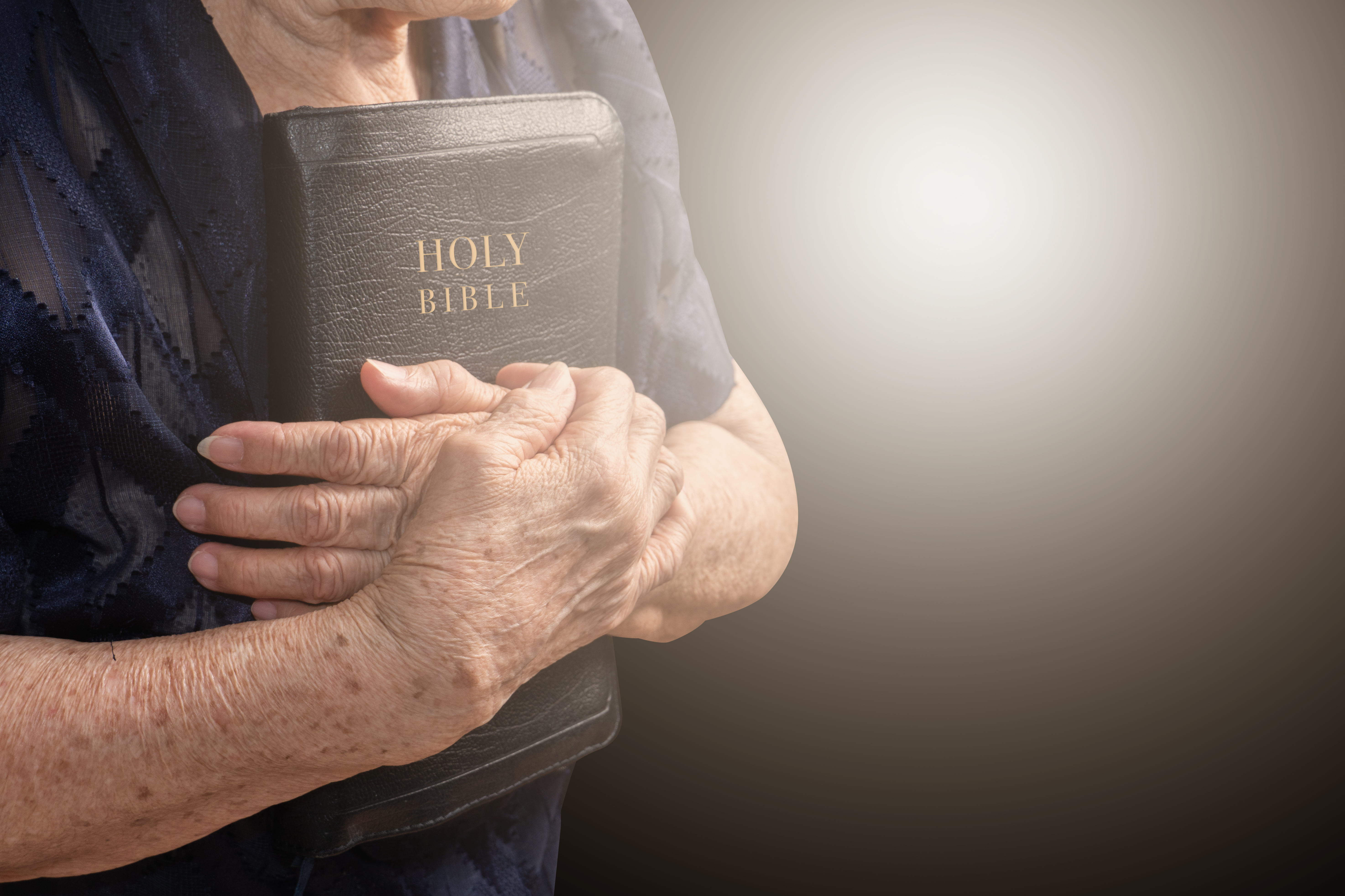 Femme âgée tenant une bible | Source : Shutterstock