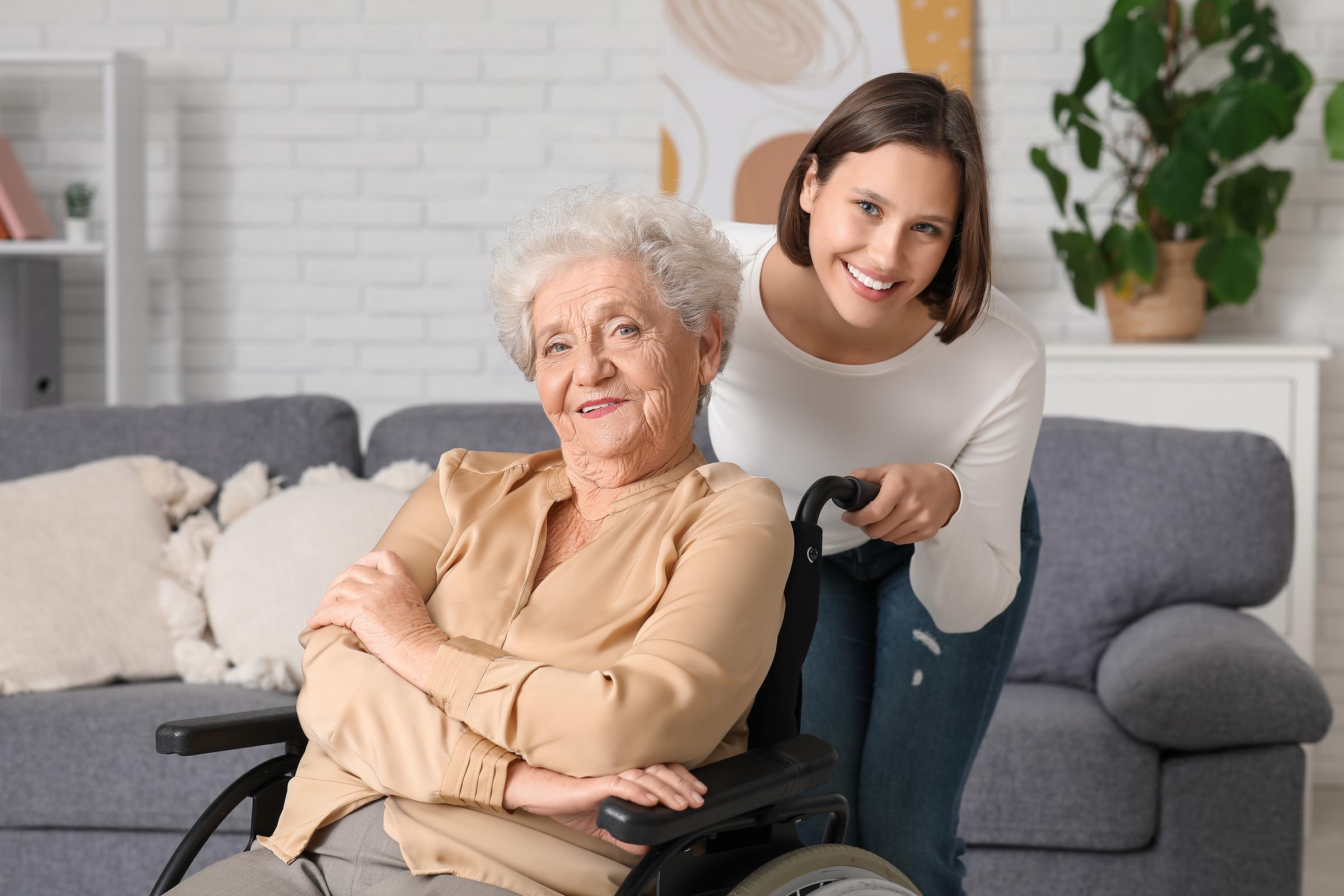 Une jeune femme travaillant dans une maison de retraite | Source : Shutterstock