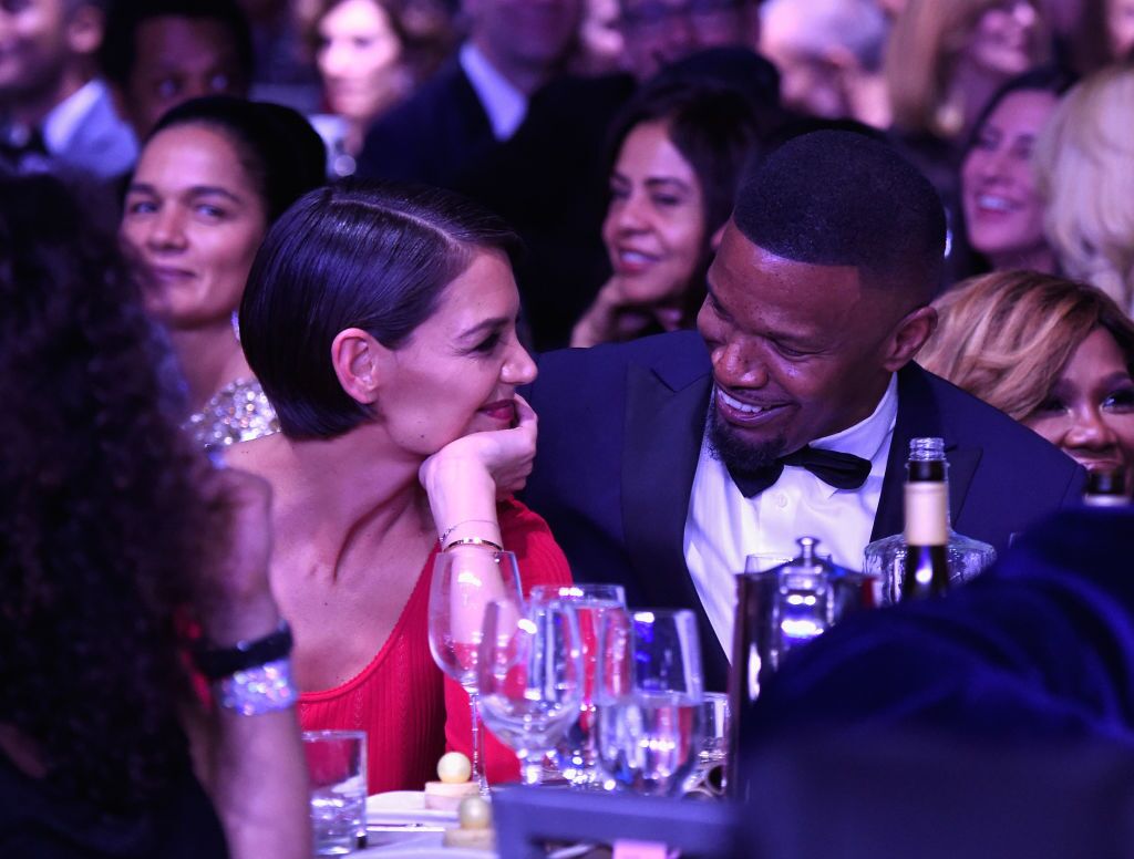 Jamie Foxx et Katie Holmes assistent au Gala pré-GRAMMY. | Source : Getty Images