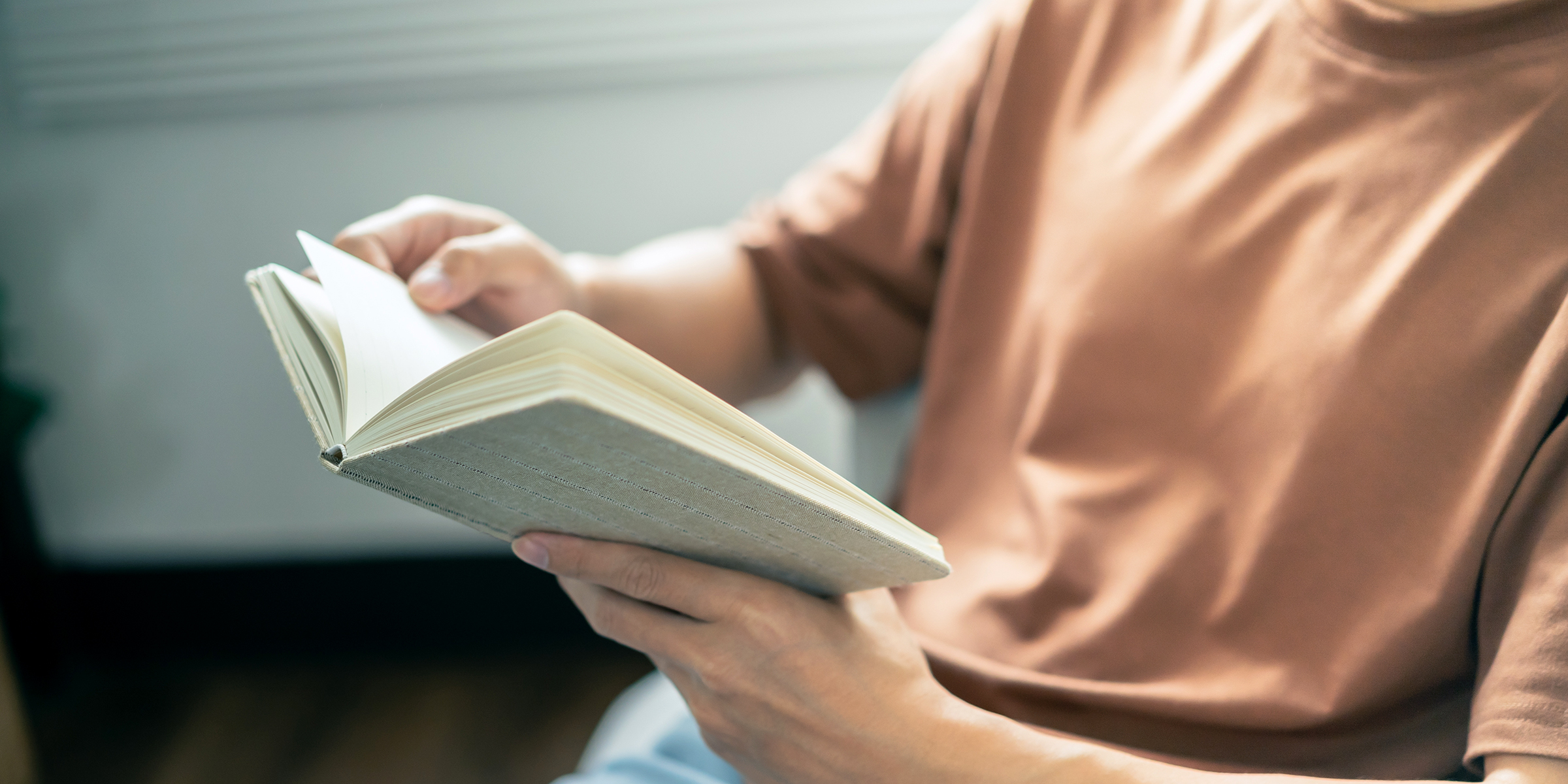 Un homme lisant un livre | Source : Shutterstock