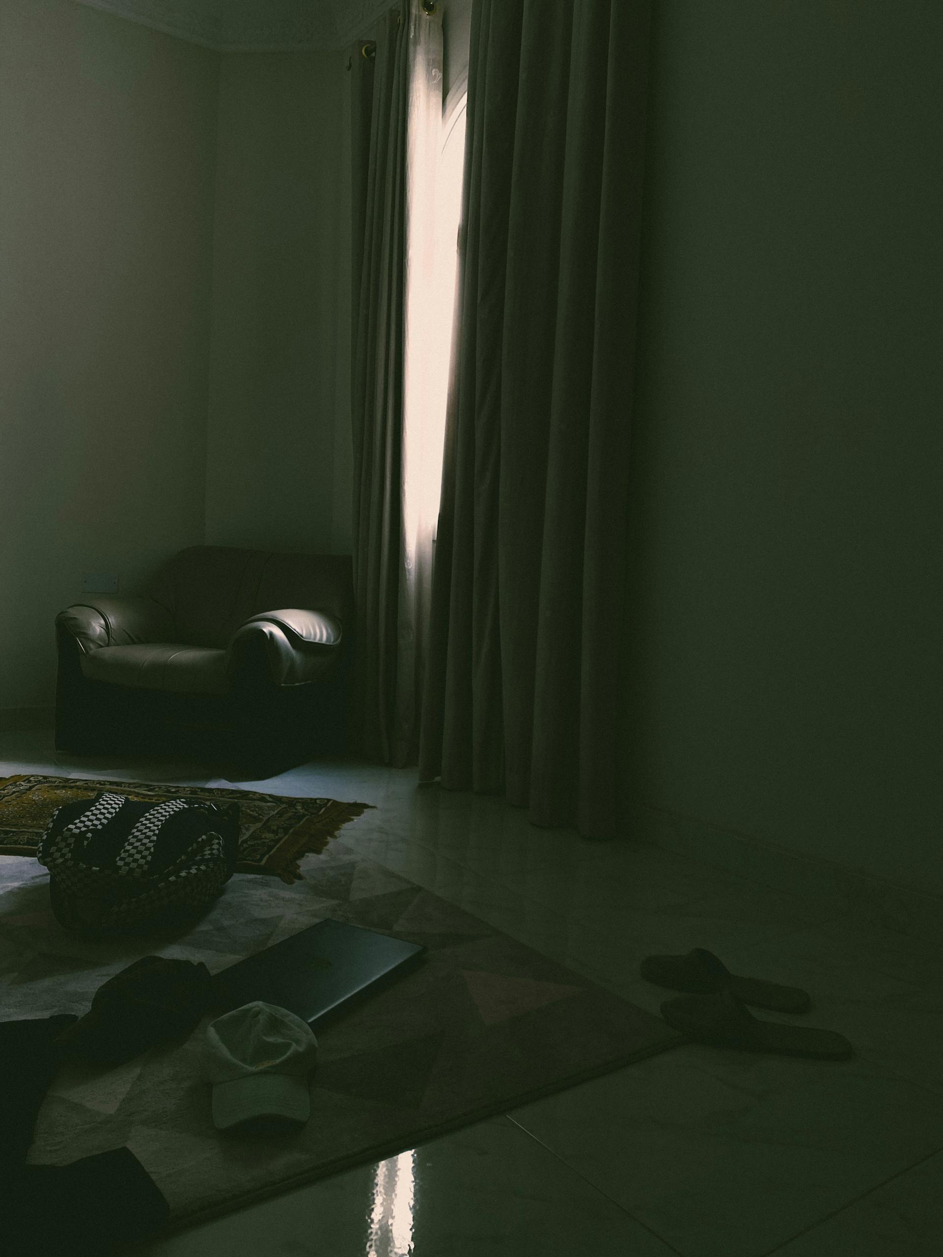 Un appartement sombre et mal rangé | Source : Pexels