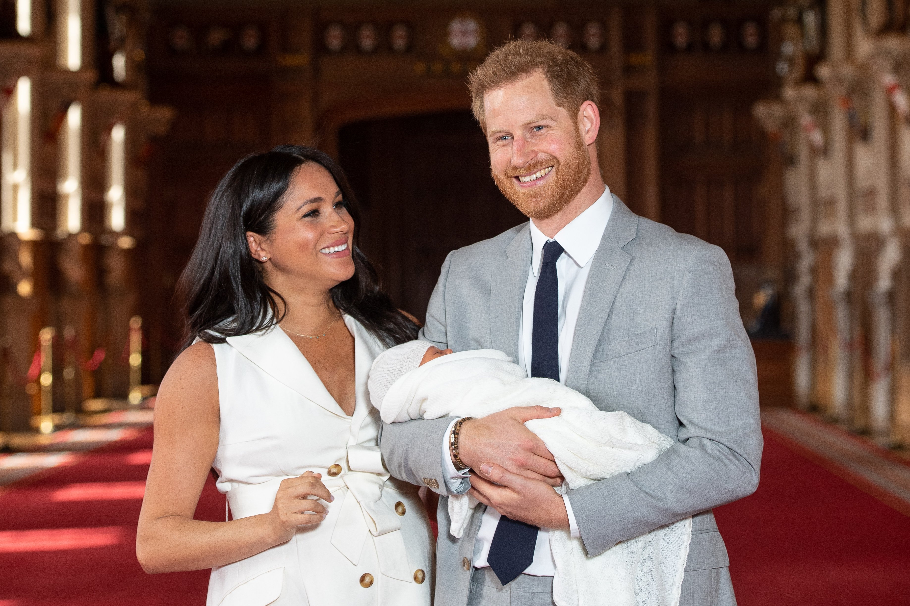 Le prince Harry et la duchesse Meghan posent avec leur fils nouveau-né Archie Harrison Mountbatten-Windsor lors d'un appel photo au St George's Hall du château de Windsor le 8 mai 2019 à Windsor, Angleterre | Source : Getty Images