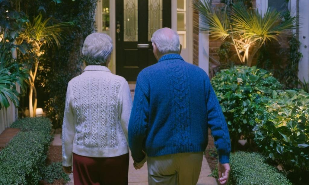 Harold et Margaret arrivant à la maison, prêts pour un avenir plein d'espoir ensemble | Source : Midjourney