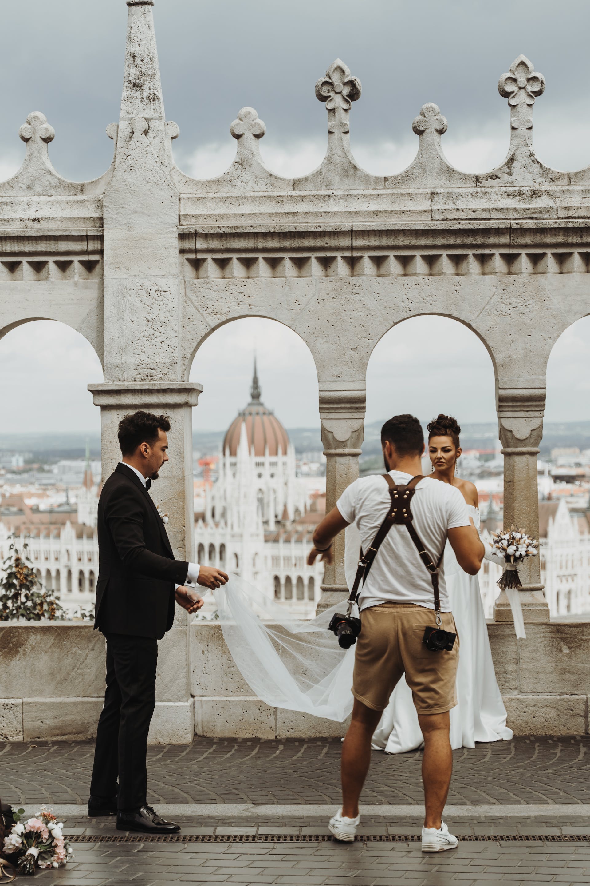 Un photographe de mariage prenant la photo d'un couple | Source : Pexels