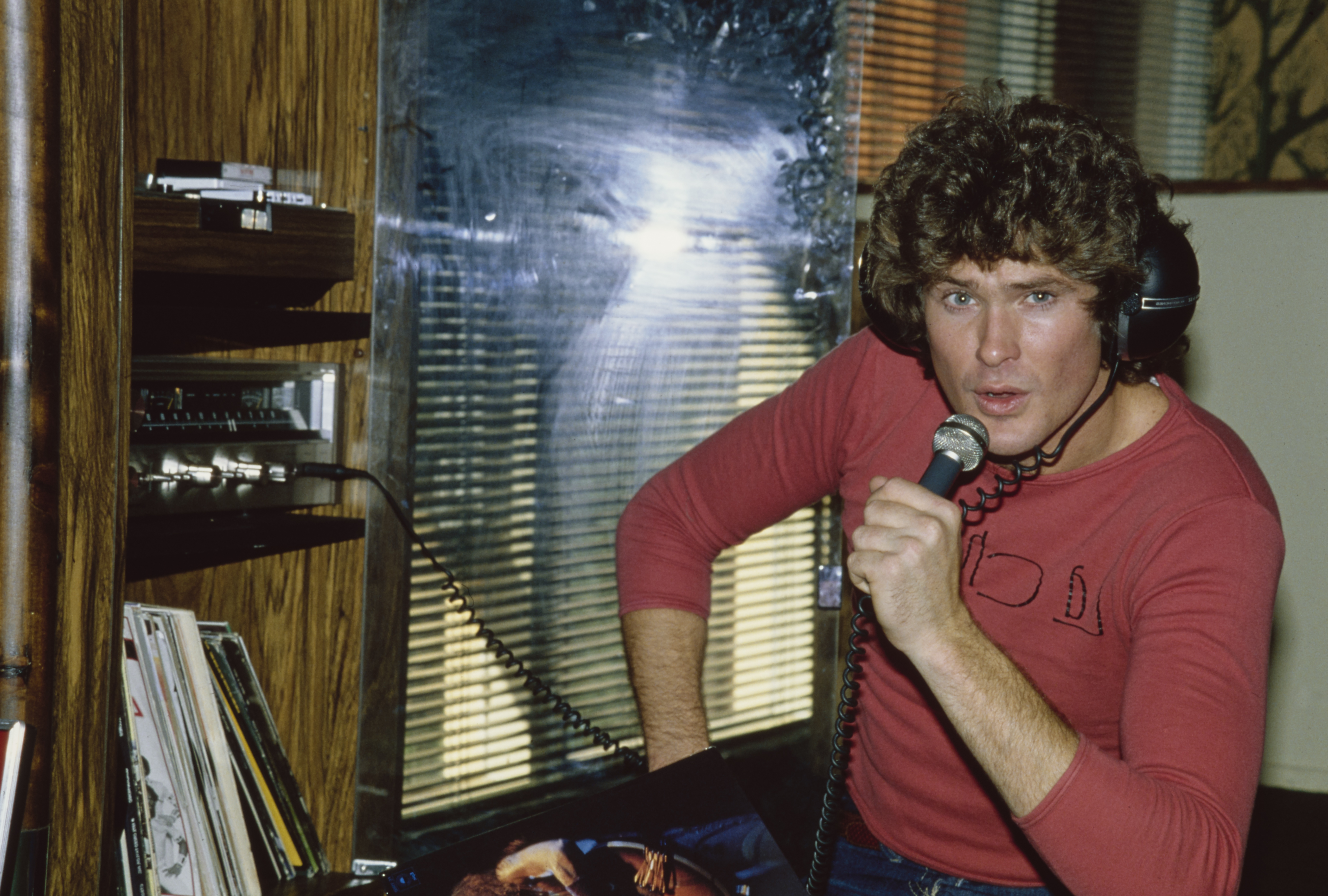 David Hasselhoff est photographié alors qu'il chante, à son domicile de Los Angeles, en Californie, en novembre 1979 | Source : Getty Images