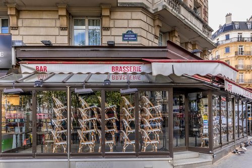 La brasserie d'un restaurant du boulevard Saint Germain est fermée en raison d'une épidémie de coronavirus COVID19 à Paris. | Photo : Shutterstock