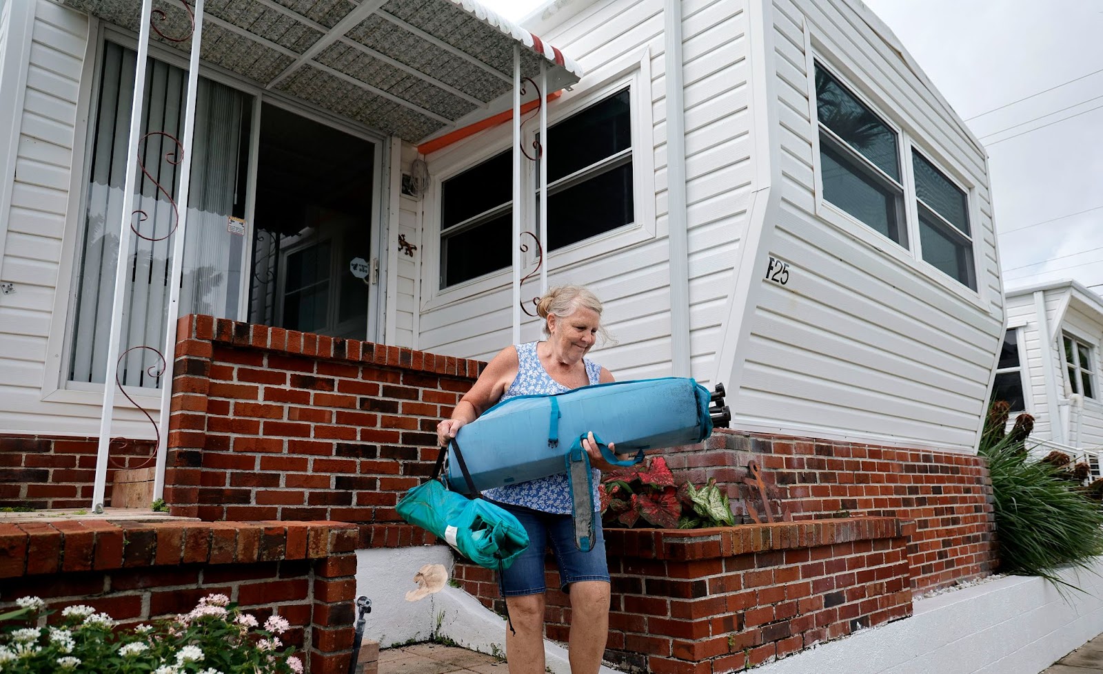 Une femme se préparant à l'ouragan Milton. | Source : Getty Images