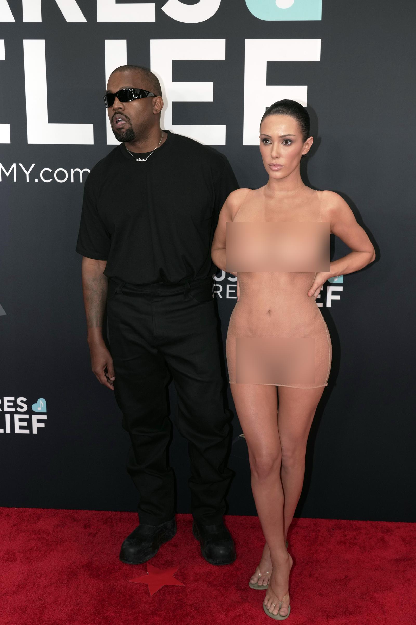 Kanye West et Bianca Censori (dont la tenue a été floutée) assistent à la 67e édition des GRAMMY Awards le 2 février 2025, à Los Angeles, Californie | Source : Getty Images