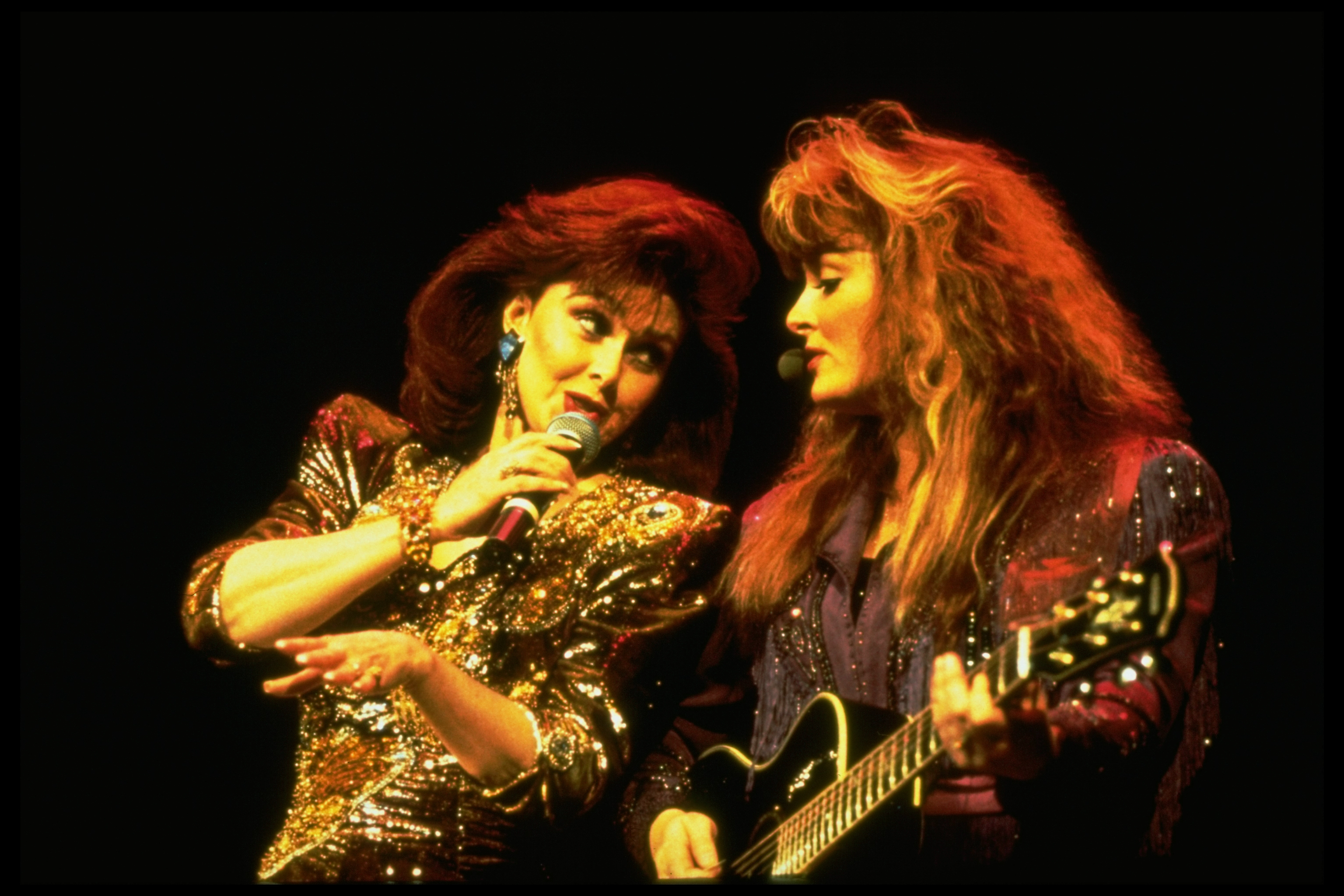 La fillette et sa mère chantant lors d'un concert le 1er janvier 1990 | Source : Getty Images