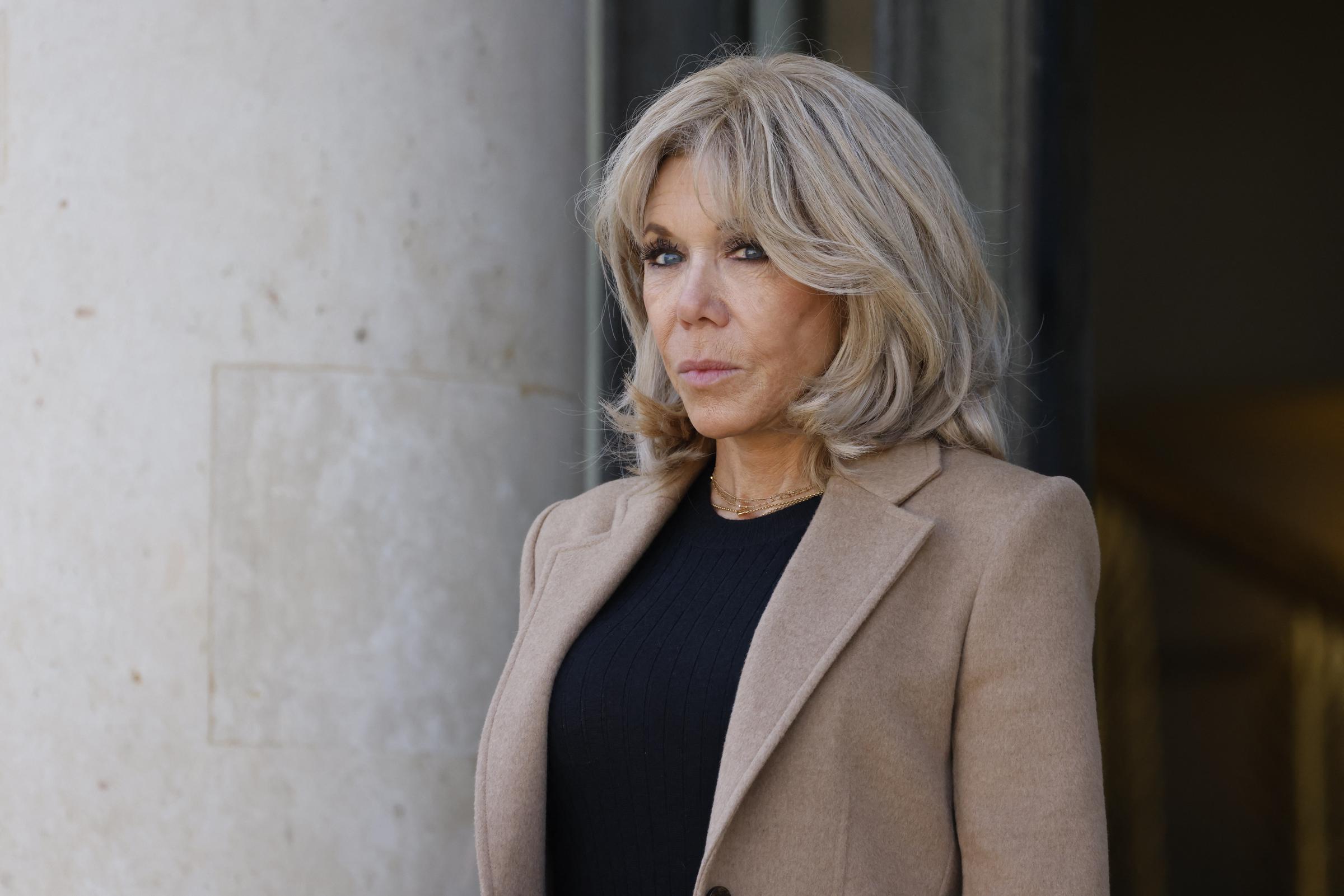 Brigitte Macron, l'épouse du président français Emmanuel Macron, attend d'accueillir la première dame du Brésil Rosangela Lula da Silva, au palais de l'Élysée, à Paris, le 27 mars 2025 I Source : Getty Images