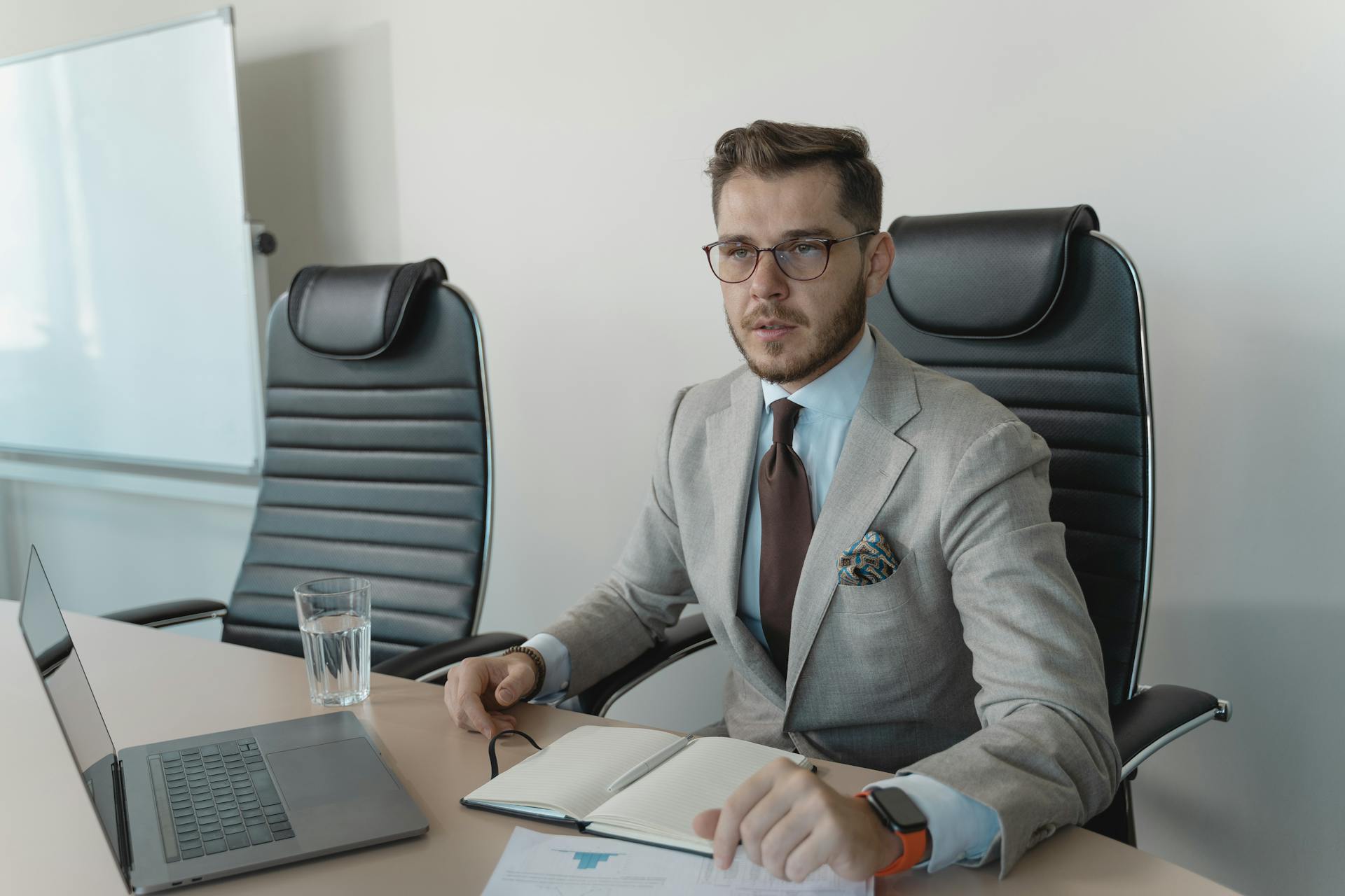 Un homme assis dans un bureau | Source : Pexels