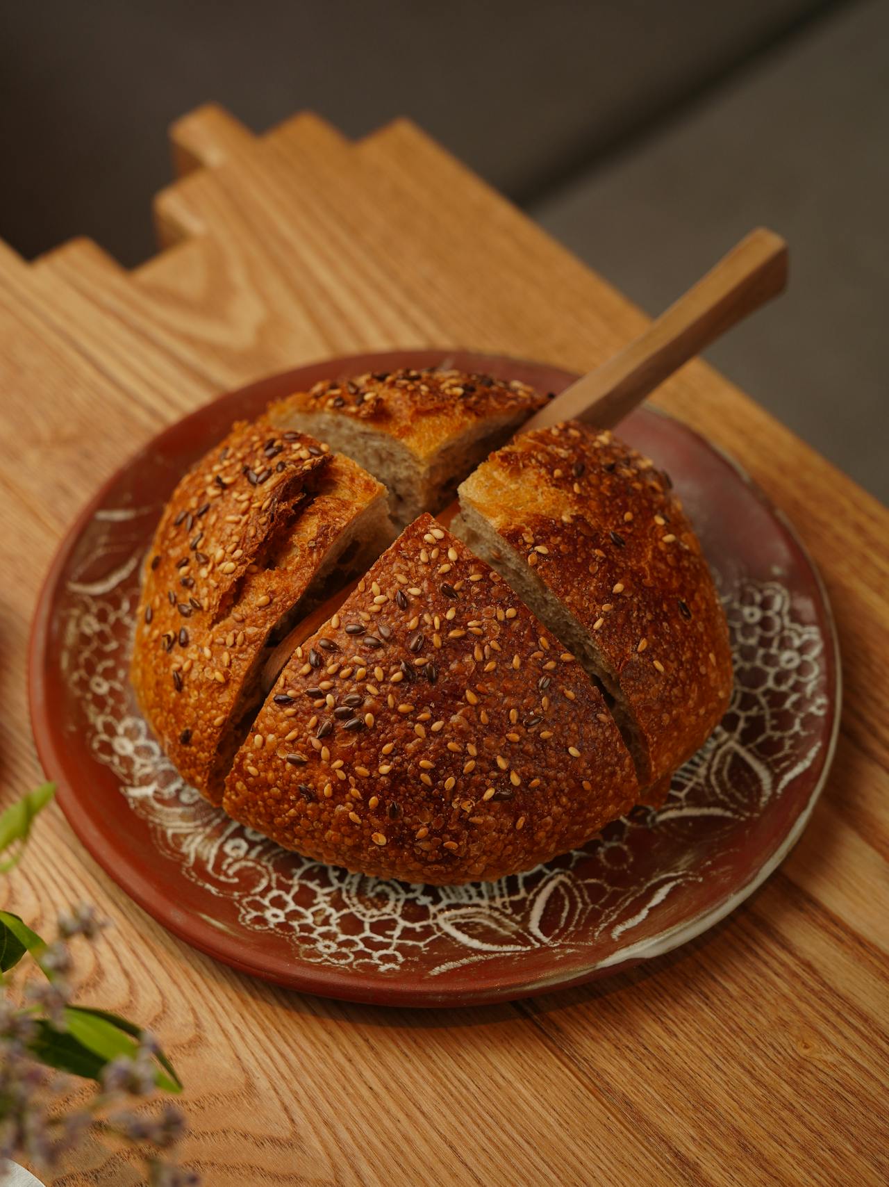 Une assiette de pain sur la table | Source : Pexels