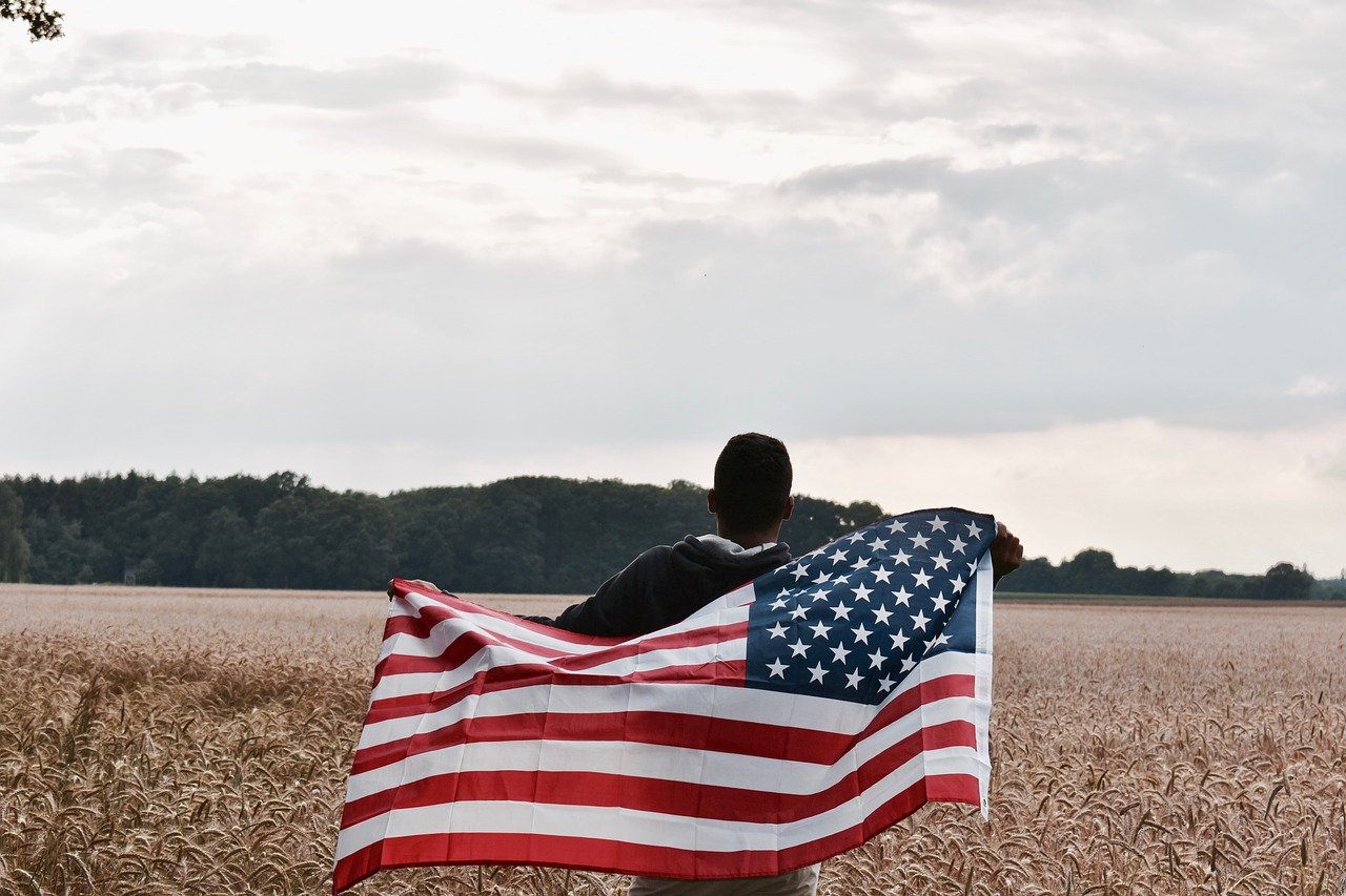 Many Americans think that Kansas' scenery is not too pleasing.