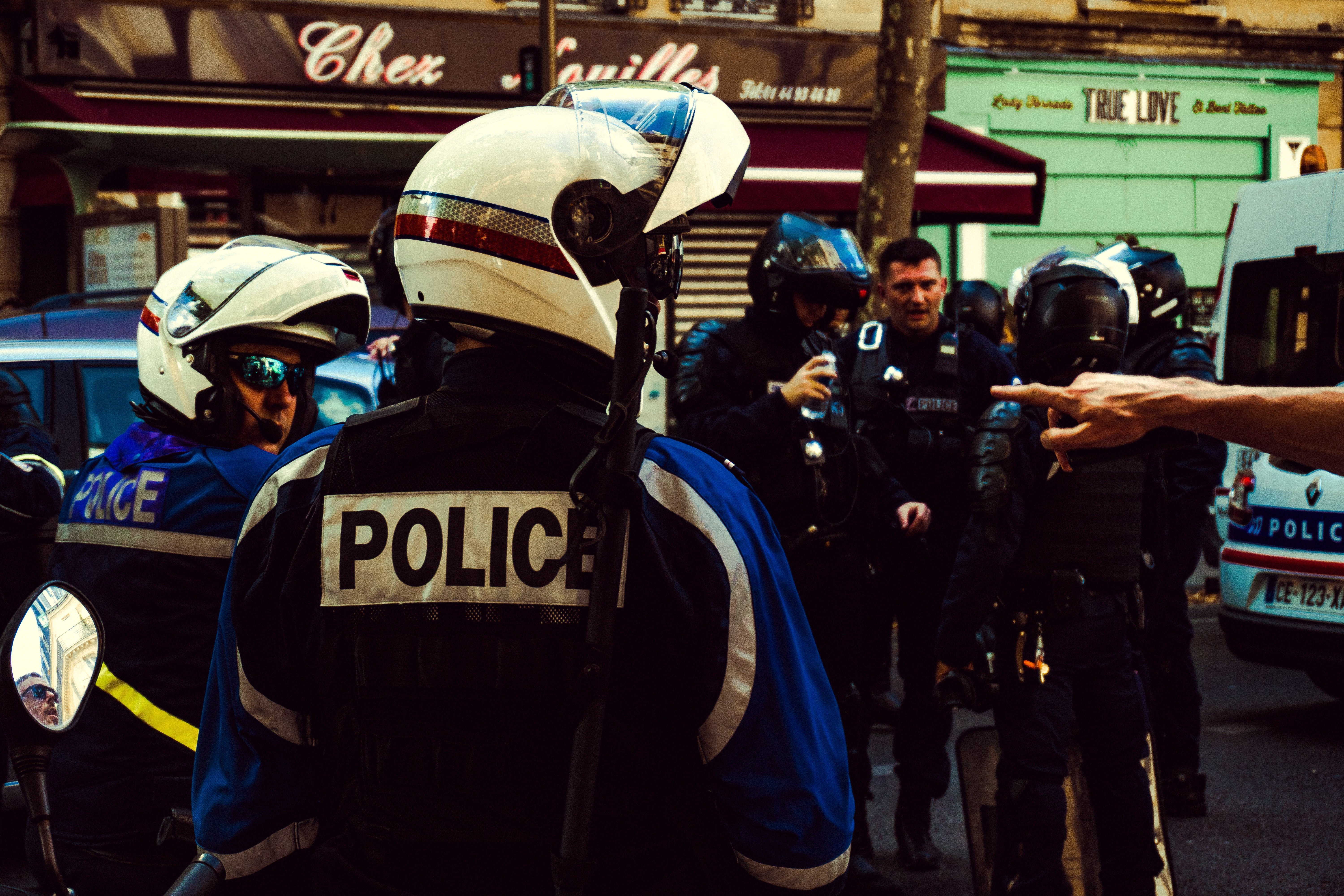 Un policier dans la rue. ǀ Source : Unsplash