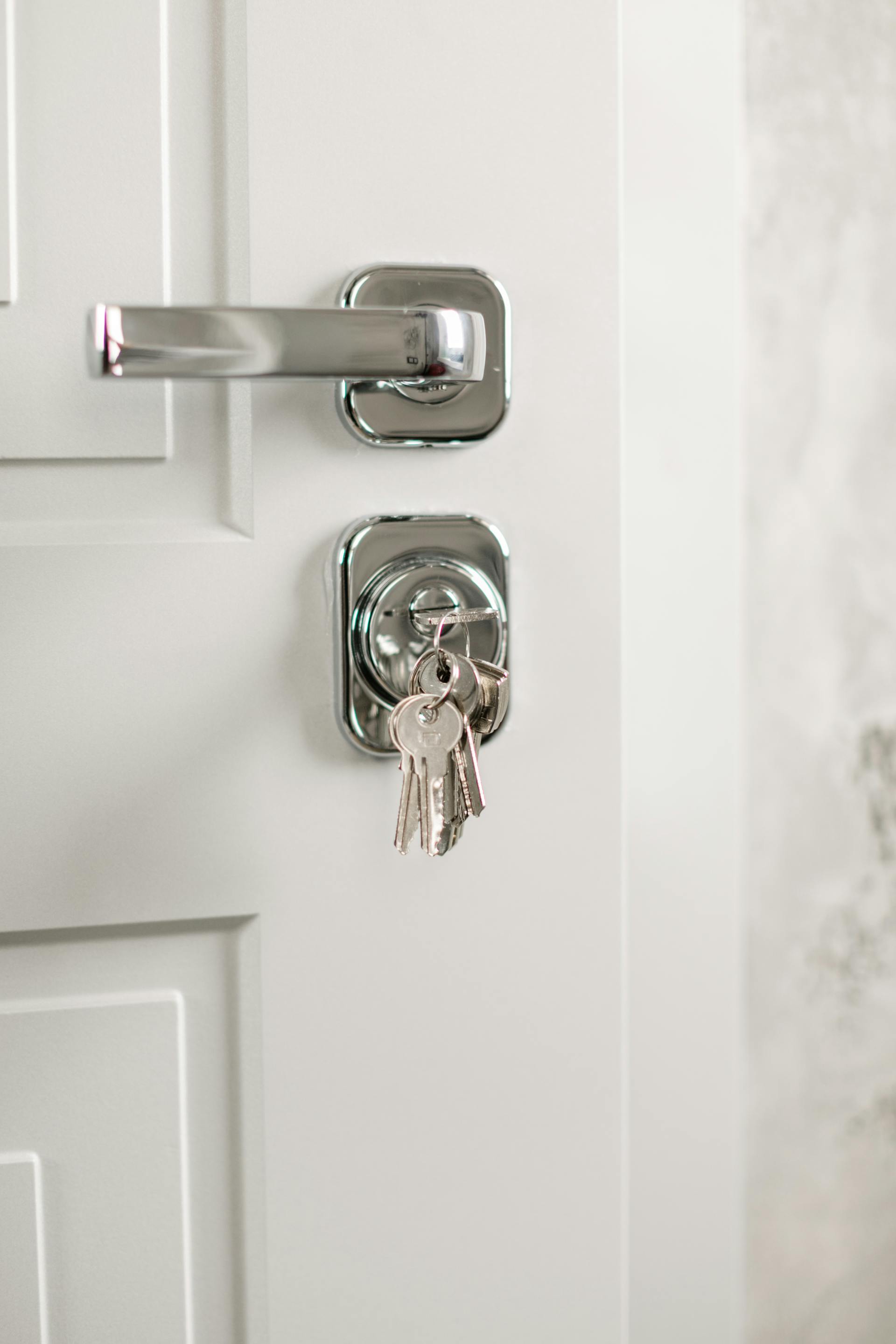 Clés dans une serrure de porte | Source : Pexels