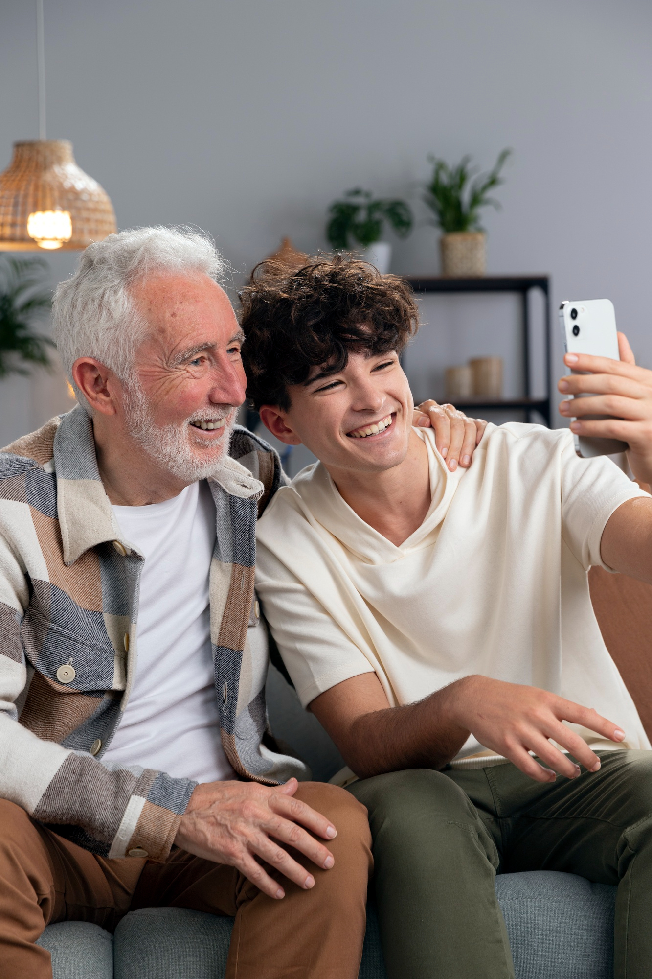 Un adolescent pose pour une photo avec son grand-père | Source : Freepik