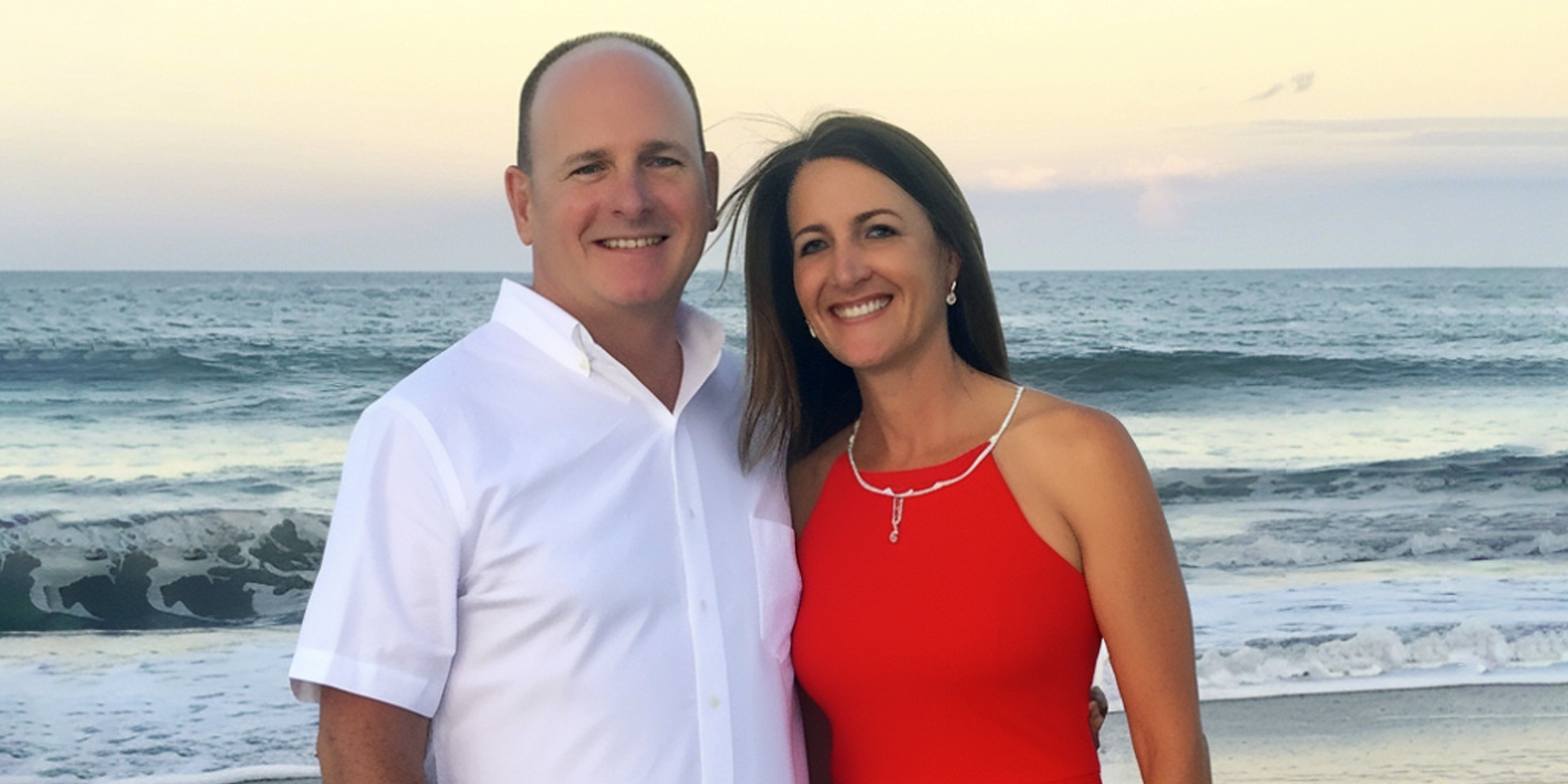 Un couple souriant sur fond de mer | Source : AmoMama