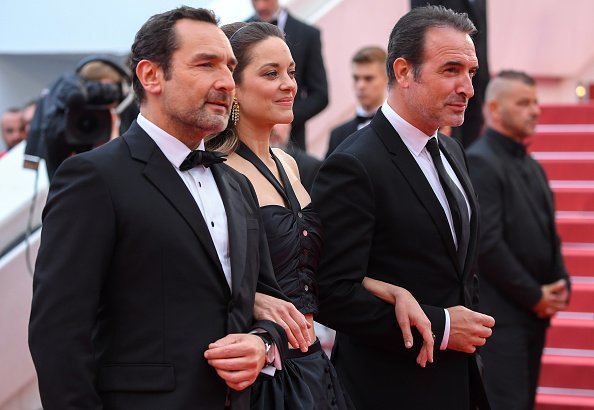 Gilles Lellouche, Marion Cotillard et Jean Dujardin assistent à la projection de "La Belle Epoque" lors du 72e Festival de Cannes à Cannes. | Photo : Getty Images