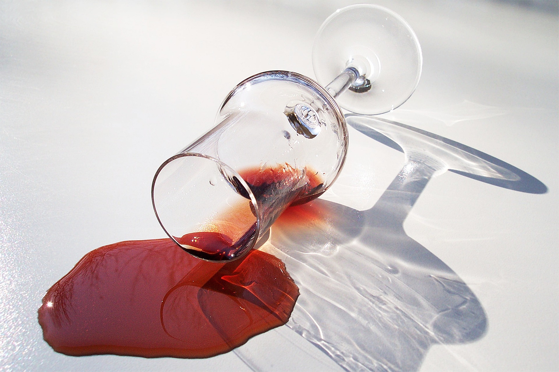 A spilled glass of wine | Source: Pixabay