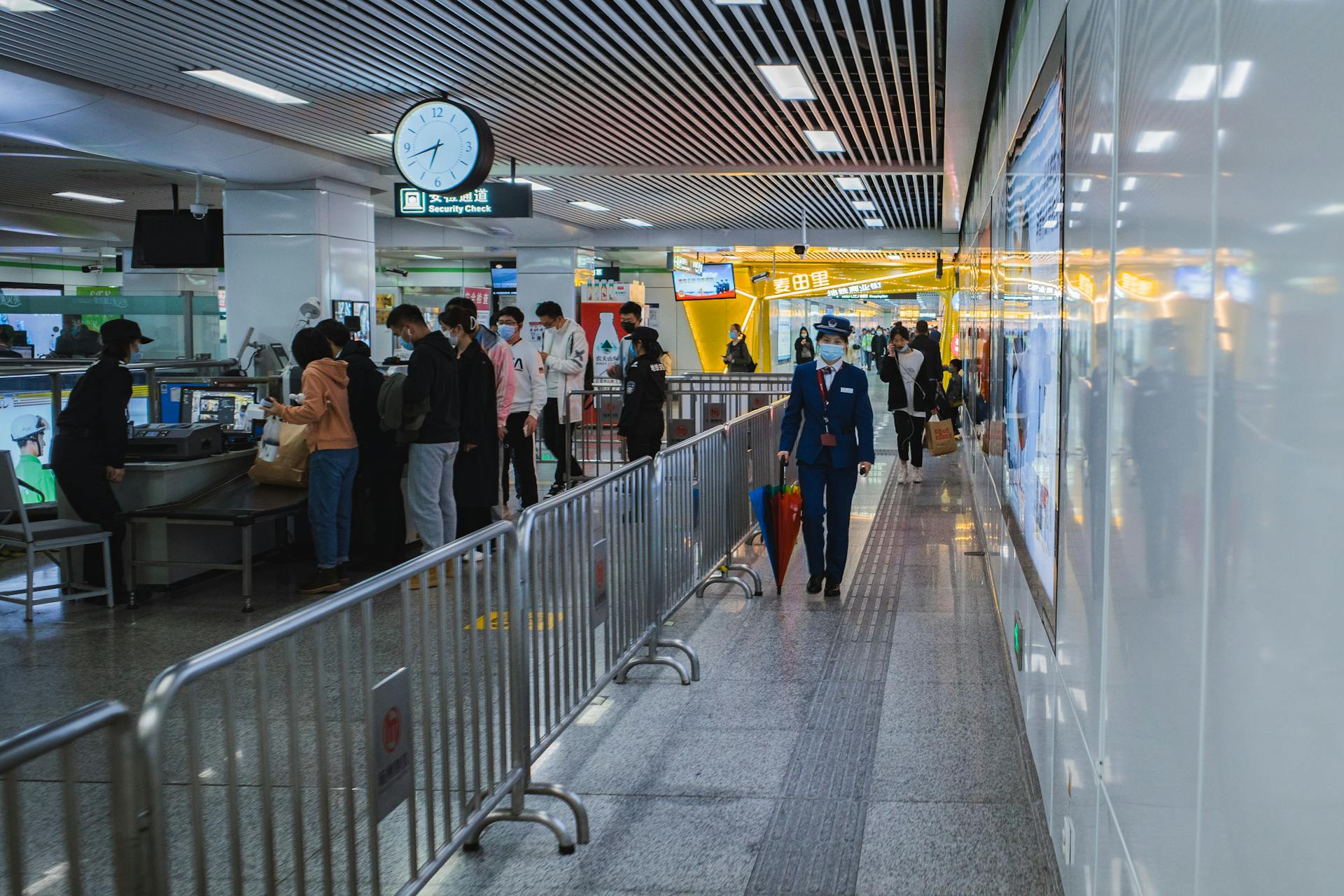 Des personnes au contrôle de sécurité d'un aéroport | Source : Pexels